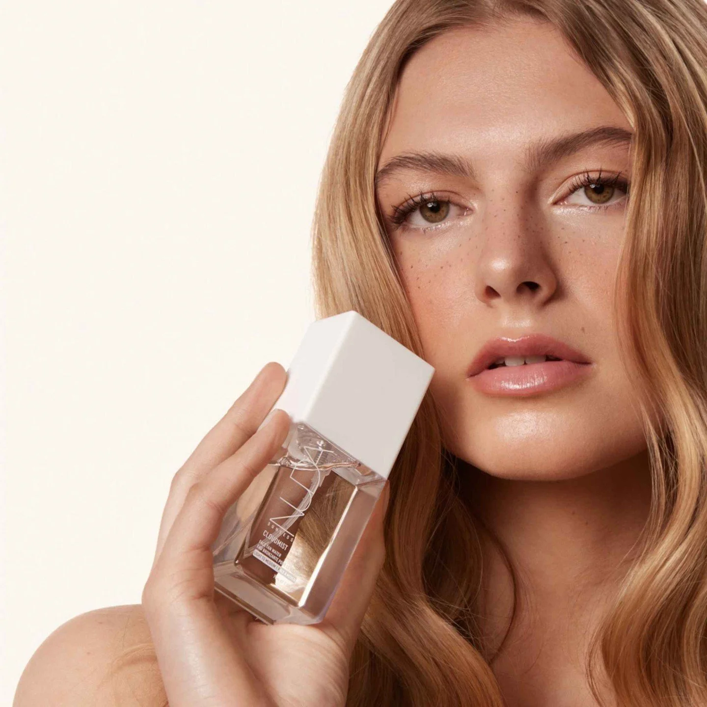 Your skin’s new best friend: lightweight, hydrating, and glow-enhancing. Meet CloudMist. 
Face tan water micro-mist that gradually builds a natural, subtle glow. Streak-free and fast-drying with PowerGlow+ a blend of proprietary powerful skin