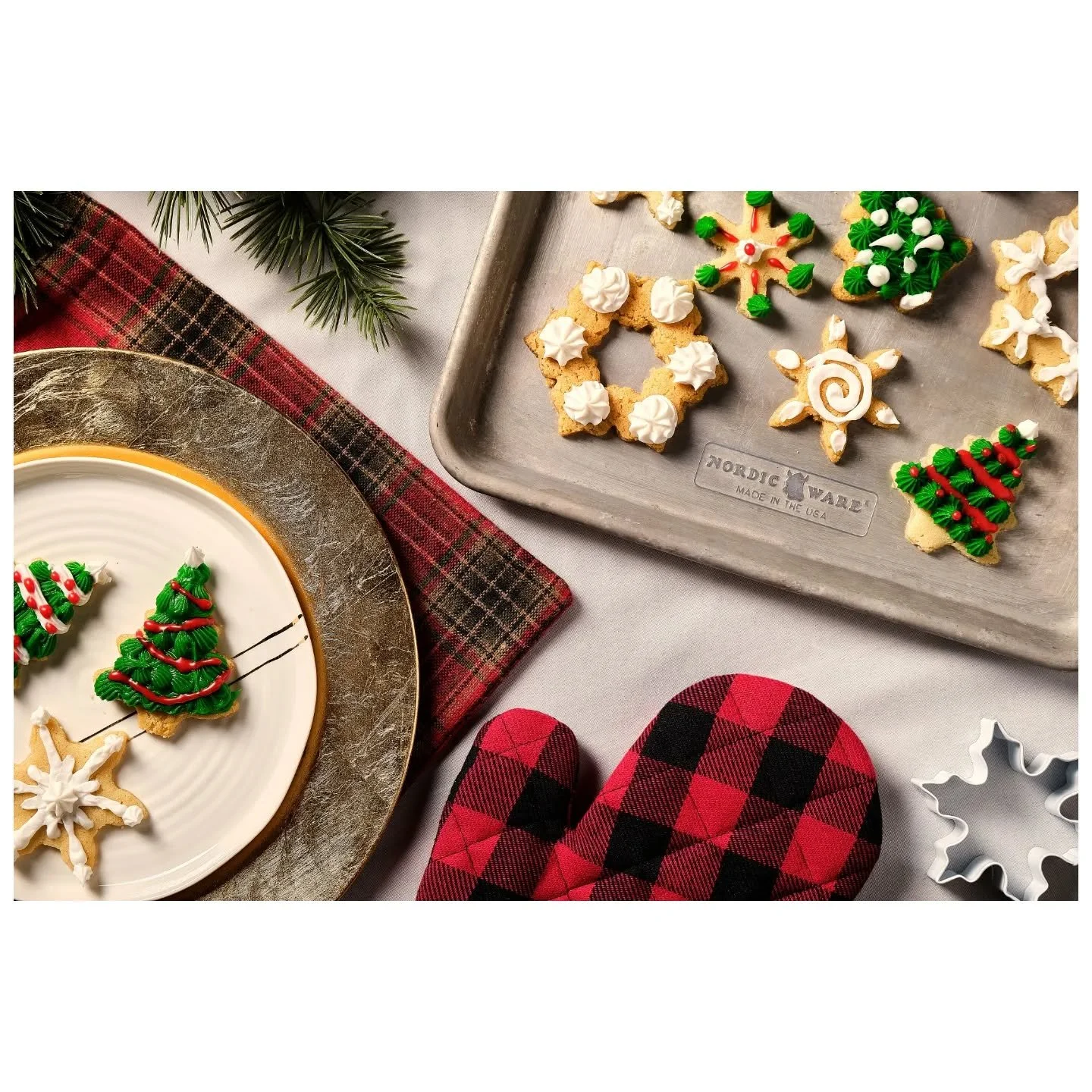 Happiest of holidays to all you beautiful people! To my friends and family, I love you all! And to all the friends that I just haven't had the pleasure of meeting yet... cheers! 🍻