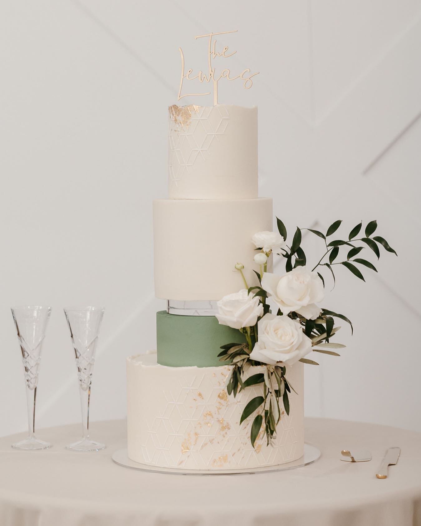 We hope your Monday is as sweet as this beautiful four-tiered wedding cake by @buckinghamcakes.ict 🤍🍃✨
⠀⠀⠀⠀⠀⠀⠀⠀⠀
📸: alexbo.photo