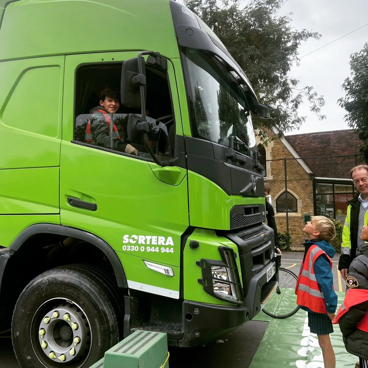 🚦 Staying Safe on Our Roads 🚦

Our Year 6 pupils took part in an important police initiative today, learning all about blind spots and road safety! 👮&zwj;♀️🚗

The children discovered how lorries, buses and other large vehicles have areas where dr
