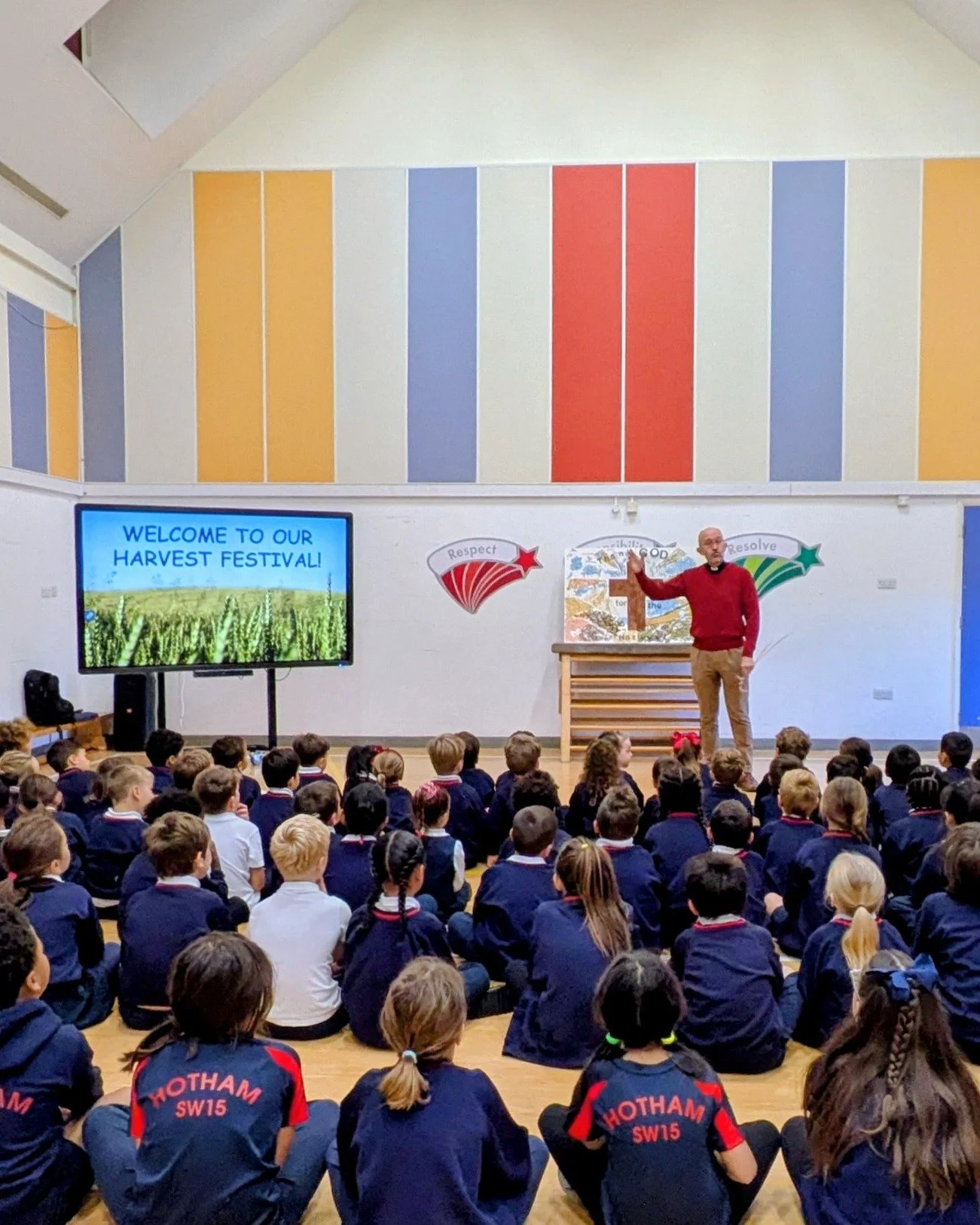 This week, we were delighted to welcome @rev.geoffrey.farrar to lead a special Harvest assembly for our pupils. He shared the beautiful story of Ruth, who collected grain in the fields, teaching us about kindness, generosity and helping those in need