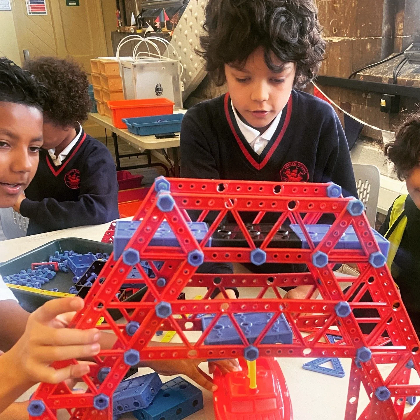 🌉 Year 6 engineers in action! Our pupils explored the iconic Tower Bridge this week and put their DT skills to the test in a brilliant bridge-building workshop. From learning about Victorian engineering to creating their own structures, they had an 