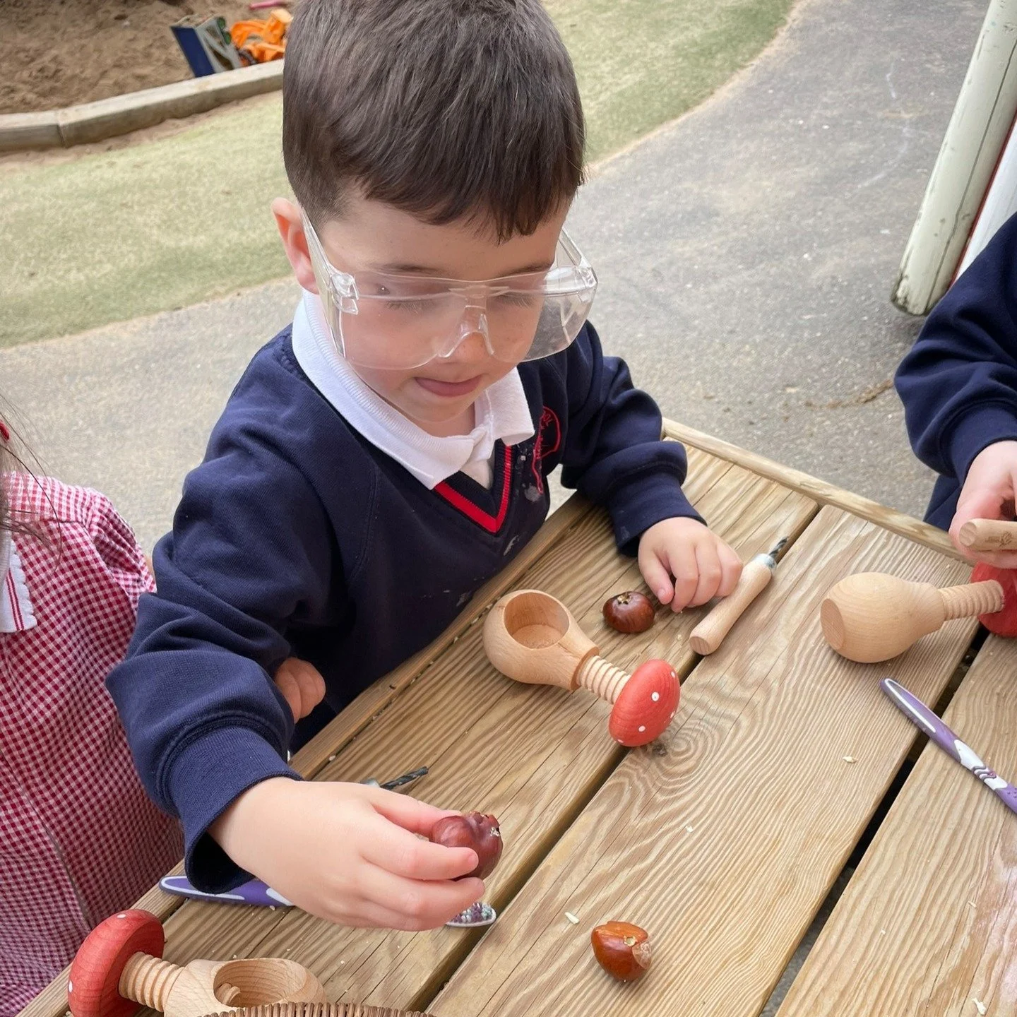 🌰 Little Engineers at Work! 🔧
Our Reception children have been amazing, independently using conker clamps and palm drills to develop their fine motor skills and confidence with real tools.
Next project: Learning to use hammers! 🔨
Can you help?