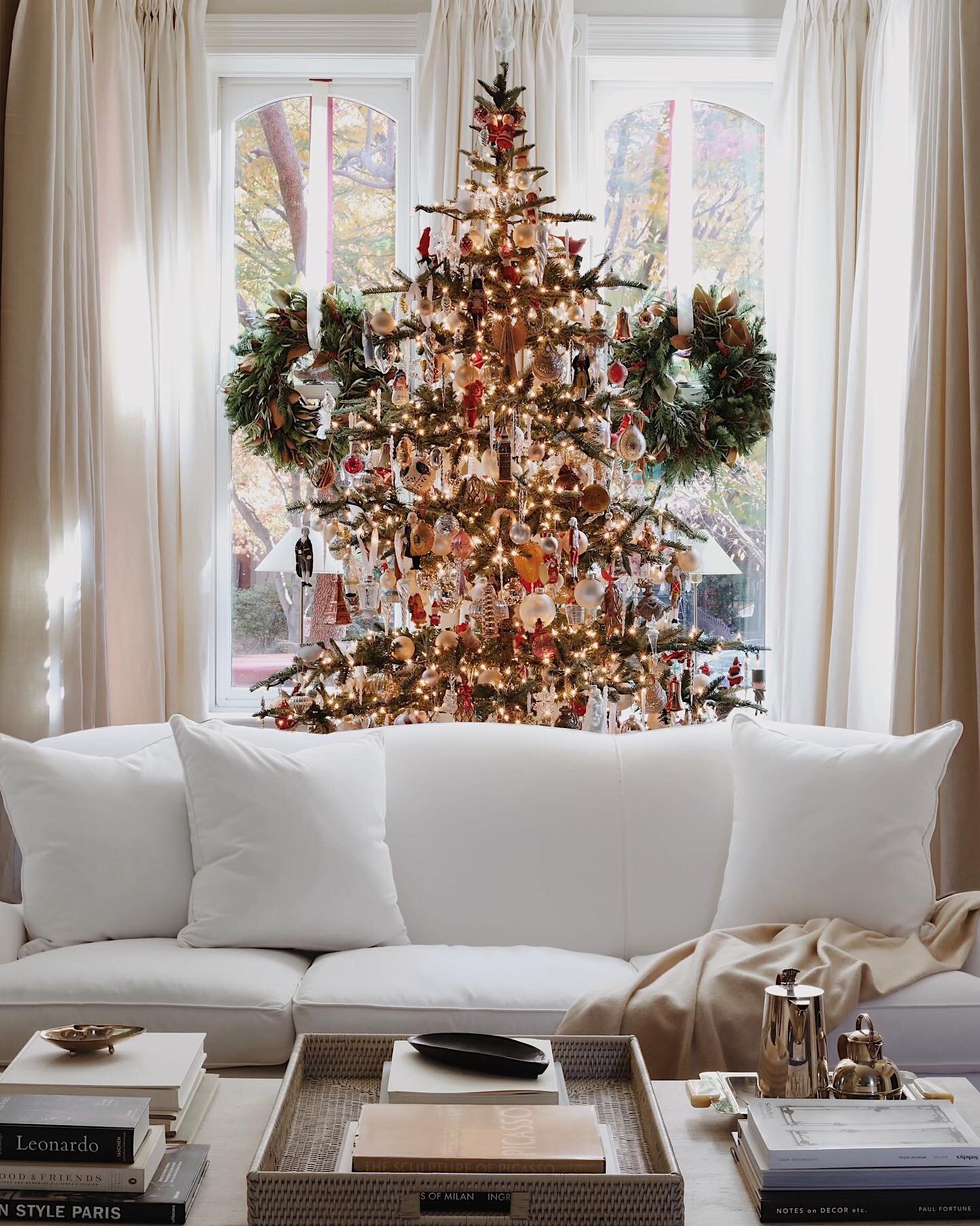 &lsquo;Tis the Season 🤍
.
.
.
.
.
.
.
.
#holidays #joshyoungdesignhouse #holidayseason #artisthome #holidayseason #holidaydecor #christmas #christmasdecor #christmastree #home #interior #interiors #interiordesign #livingroom #neutralstyle #holiday #
