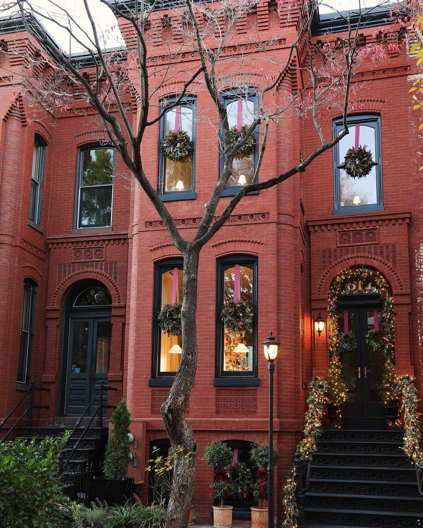 The townhouse is all ready for the holidays 🤍
.
.
.
.
.
.
.
.
#holidays #townhouse #joshyoungdesignhouse #christmas #holidayseason #holidaydecor #christmasdecor #christmasdecorations #artisthome #artstudio #holiday #interior #interiors #interiordesi