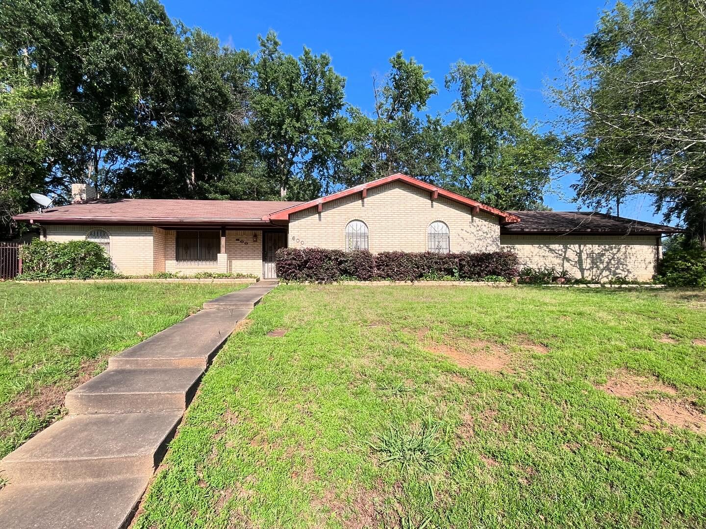 FIRST TIME ON THE MARKET IN 25 YEARS ‼️

📍 600 Deerwood
👟 1,572 sq ft
✏️ Pine Tree ISD
💰 $206,100

Let&rsquo;s talk about the potential this home has and get serious about all this home offers! Think about what this home could be with just a fresh