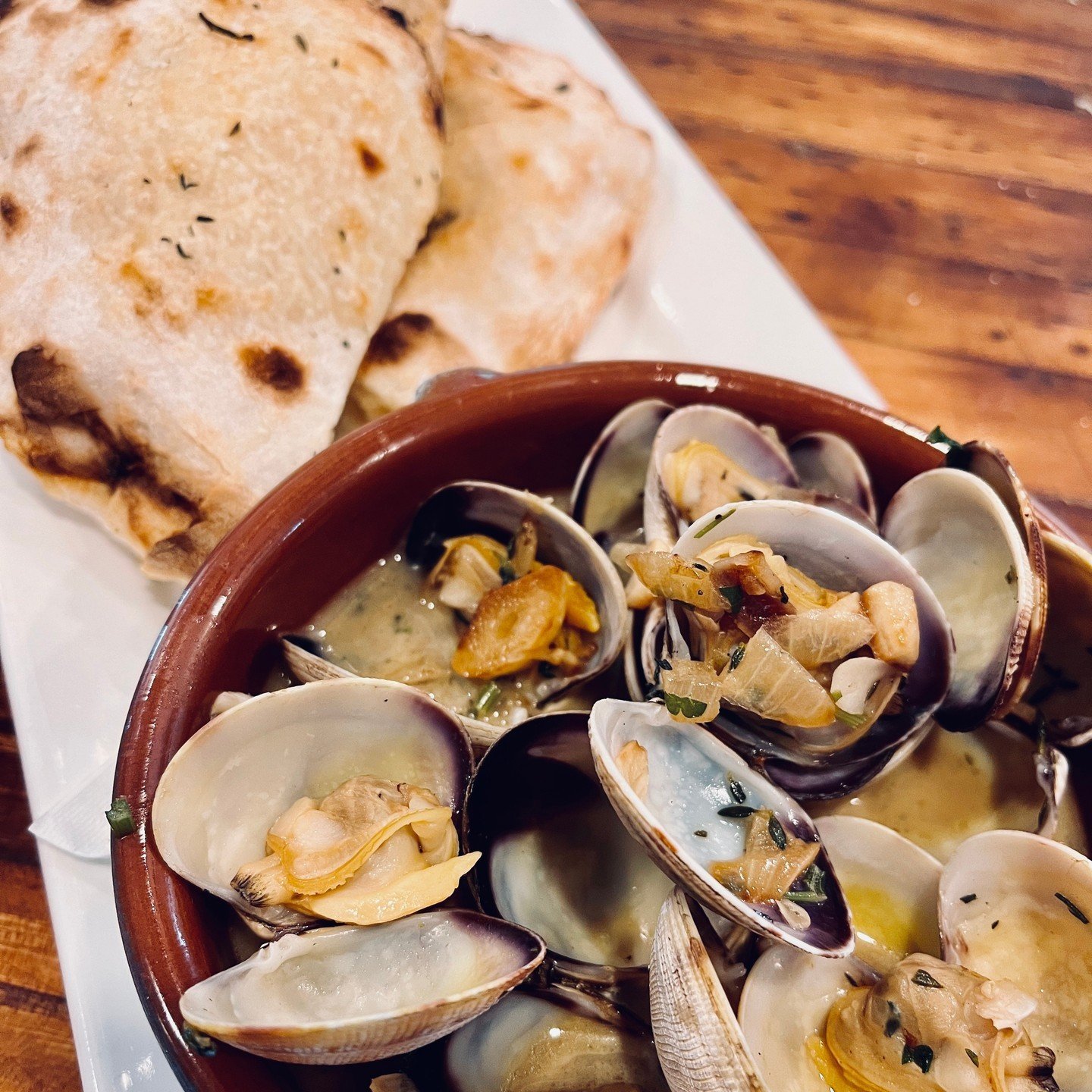 The world is your oyster, but tonight, you're dinner should be wood fired clams. 😋

🔥 NEW SPECIAL 🔥
Wood-Fired Clams with Garlic, Rosemary and White Wine Sauce with a side of our Wood-Fired Bread.