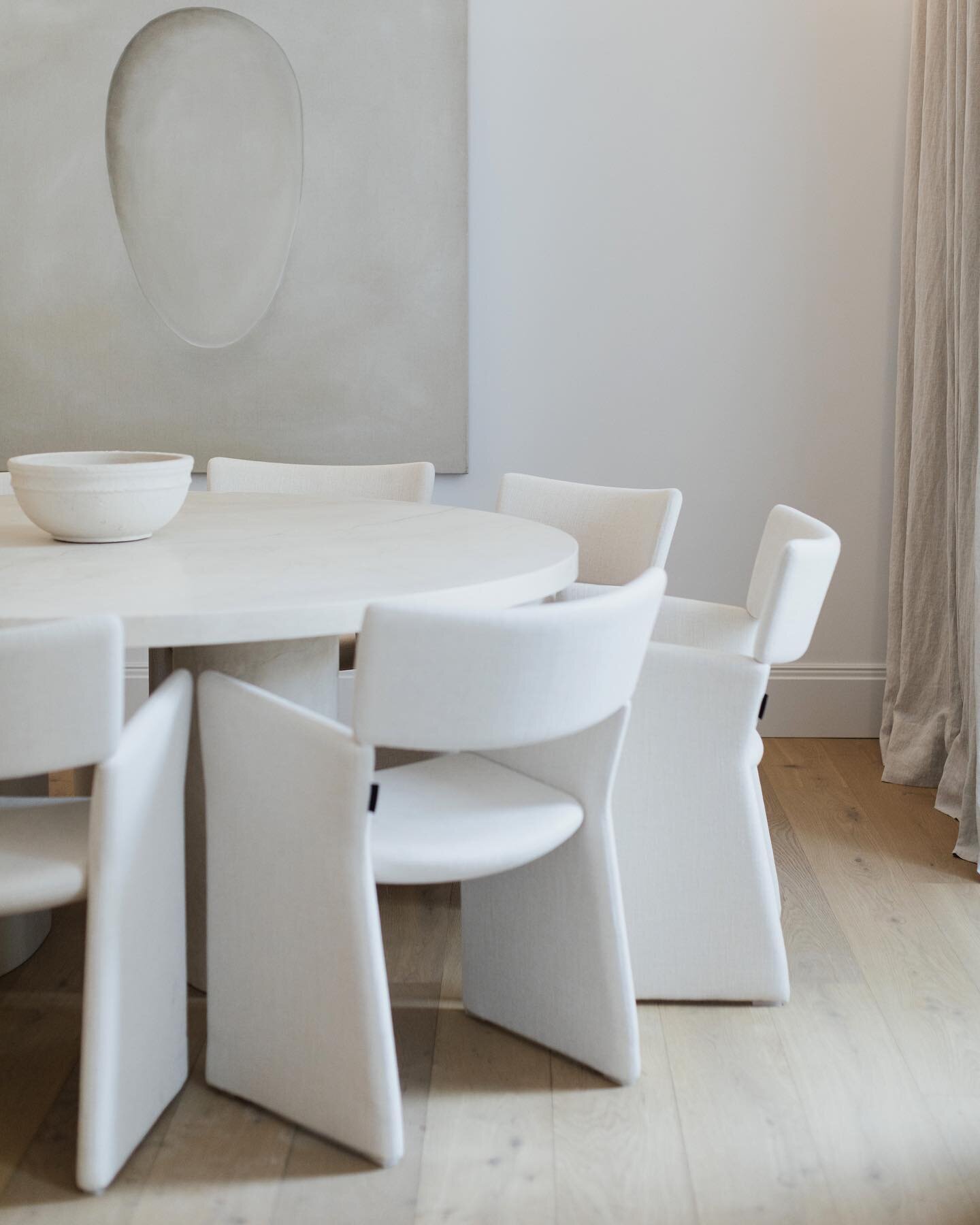 White dining Room / Madrid 
@marianarivera.s 
.
.
.
.
#interiorarchitecture #homestyle #homedesign #homeinteriors #interiorstyle #whiteinteriors #diningroom #mr #designstudio #designer 📷 @amfotografia__ @majonvm