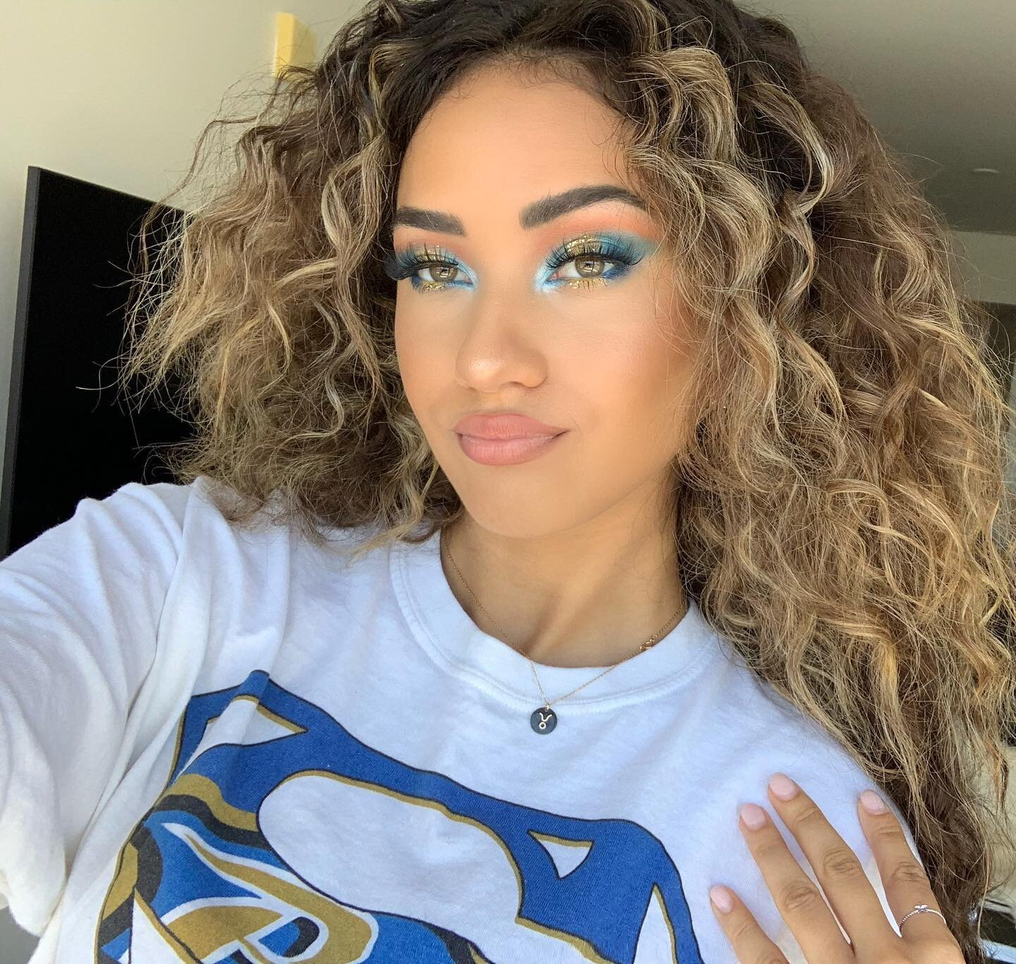💛@SkylarStecker 💙
The Curl Report you didn&rsquo;t know you needed!!!!! 
Mua: @phoebemakeup 
Hair: @tildebymatilde 

** Head over to her page and listen to all her music!!! 🎶🎶

&bull;
&bull;
&bull;
&bull;
#curls #curlyhair #curlscurlscurls #curls