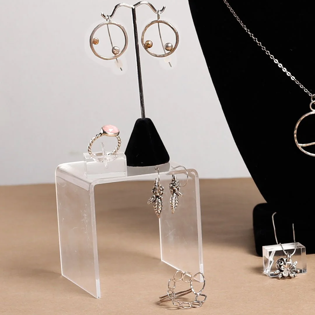 Today&rsquo;s this-or-that Valentine&rsquo;s Day gift guide is all about jewellery! 
A classic Valentine&rsquo;s gift &mdash; whether you (or your loved one) lean bold and colourful or timeless silver, this year is about making a statement. These pie