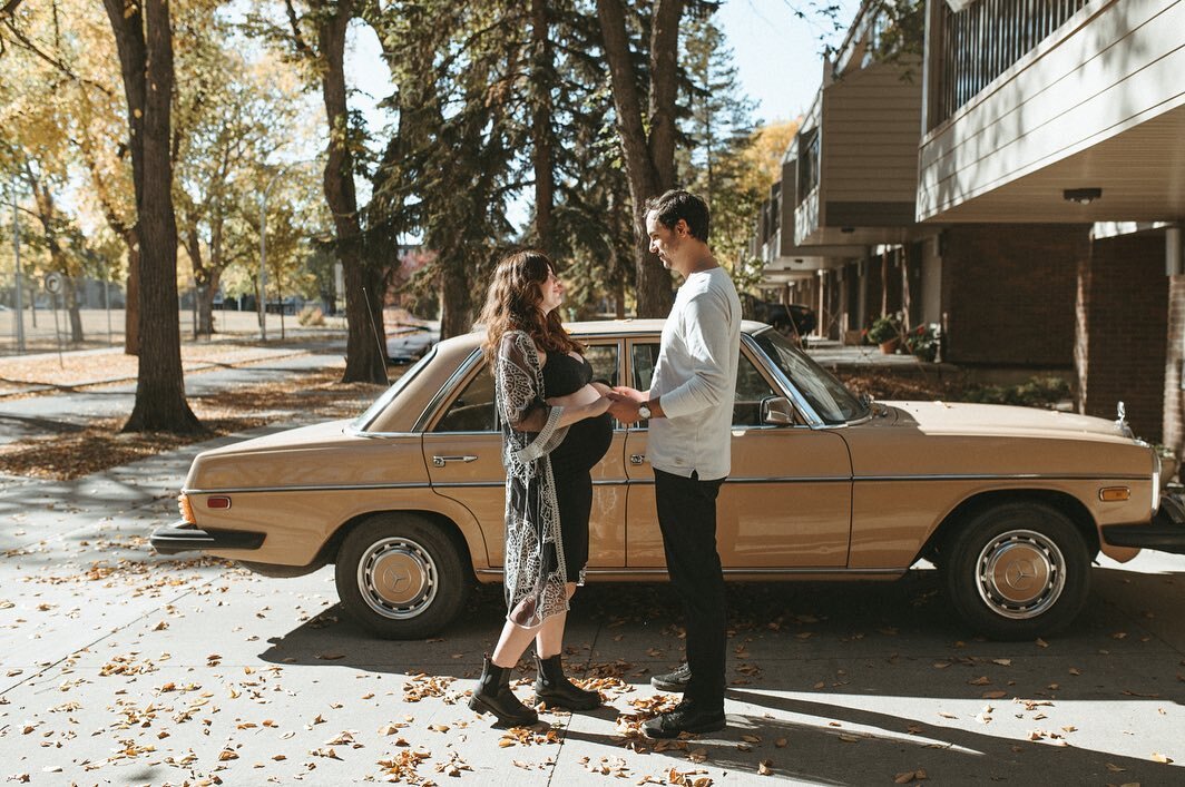 So into the vintage aesthetic of Suzy &amp; Colin&rsquo;s maternity shoot this Fall. These two just welcomed their baby girl and it was just over a year ago I photographed their backyard wedding. So fun documenting couples as life evolves and changes