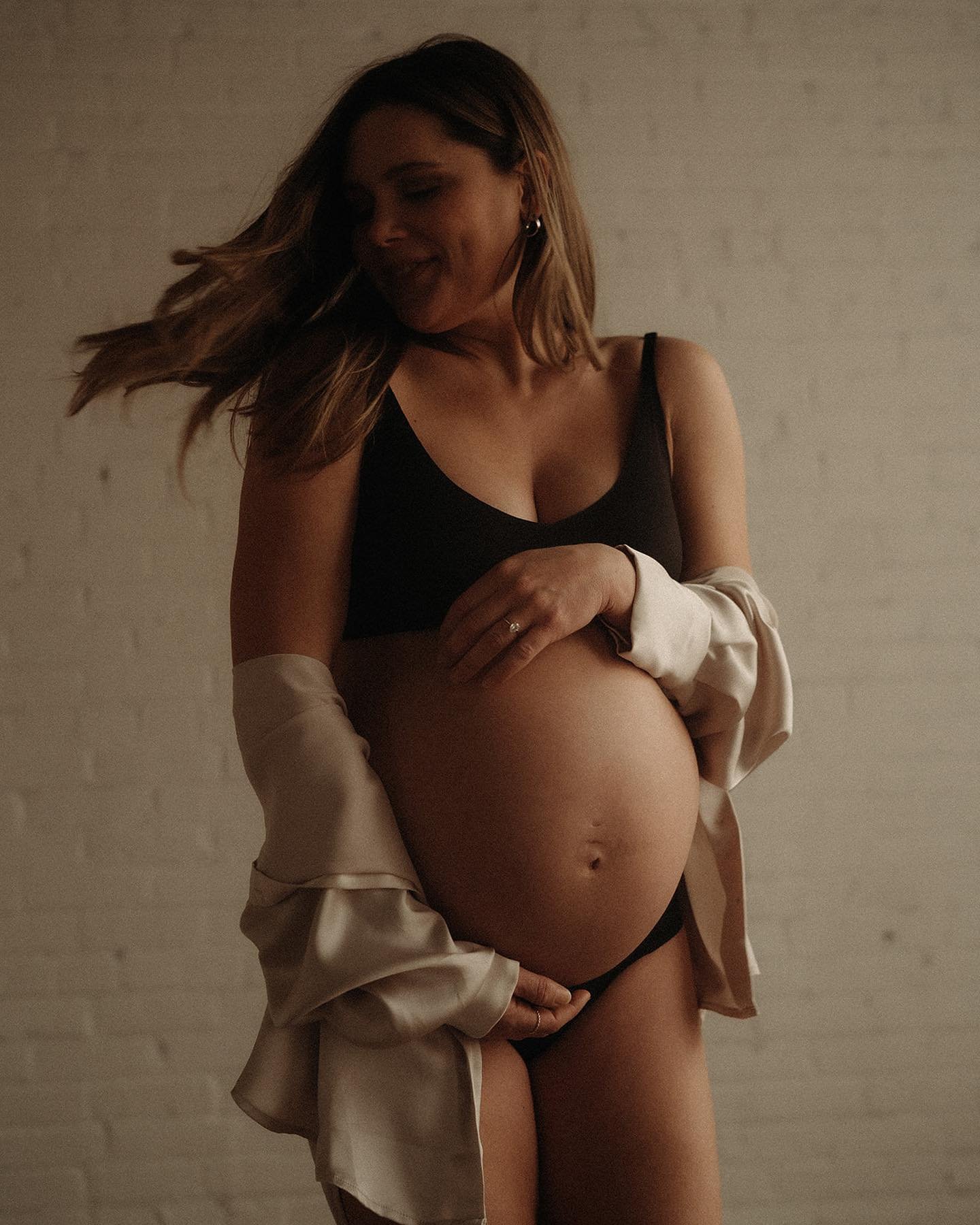 I was 36 weeks pregnant here and my daughter is already 2 months old&hellip; time is a thief. Grateful for these beautiful maternity photos during such a finite time of life. Kate is a true magic maker @katejensenphoto
