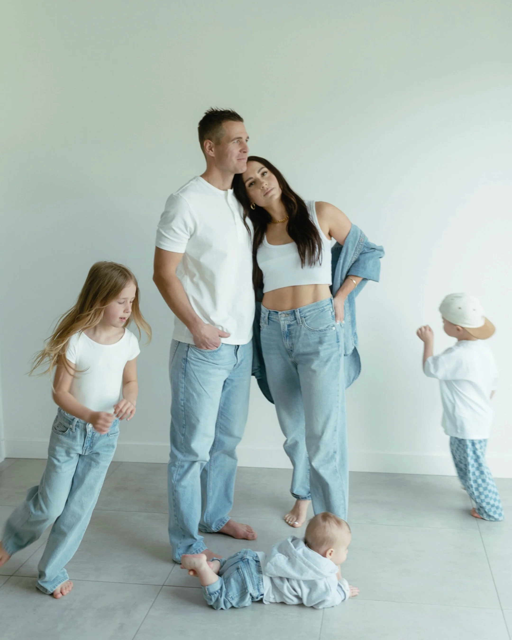 The way photographing your family at home in your everyday life has me but let&rsquo;s zhuzh it with some styling + minimalism + that family of 3 kids chaos = &ldquo;la cr&egrave;me de la cr&egrave;me&rdquo; 🫶🏻