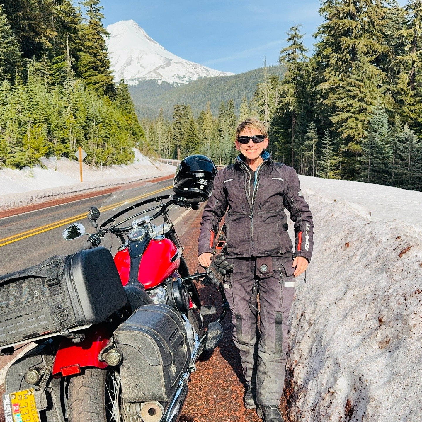 Heading east this morning it seemed counterintuitive to ride towards the mountains when the coast would have been so much warmer. But the captivating dramatic peaks of the cascade volcanoes, covered in fresh snow and creating powerful pops of white a