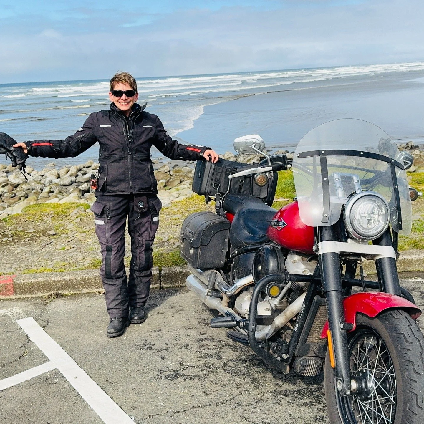 Woohoo &ndash; Spring is on its way! Waking up to pretty pockets of blue in the skies above, I set my sights on the Pacific Coast, ready to take in the frothy, rolling waves crashing onto the rock-strewn sandy beaches beneath the azure horizon.
#moto