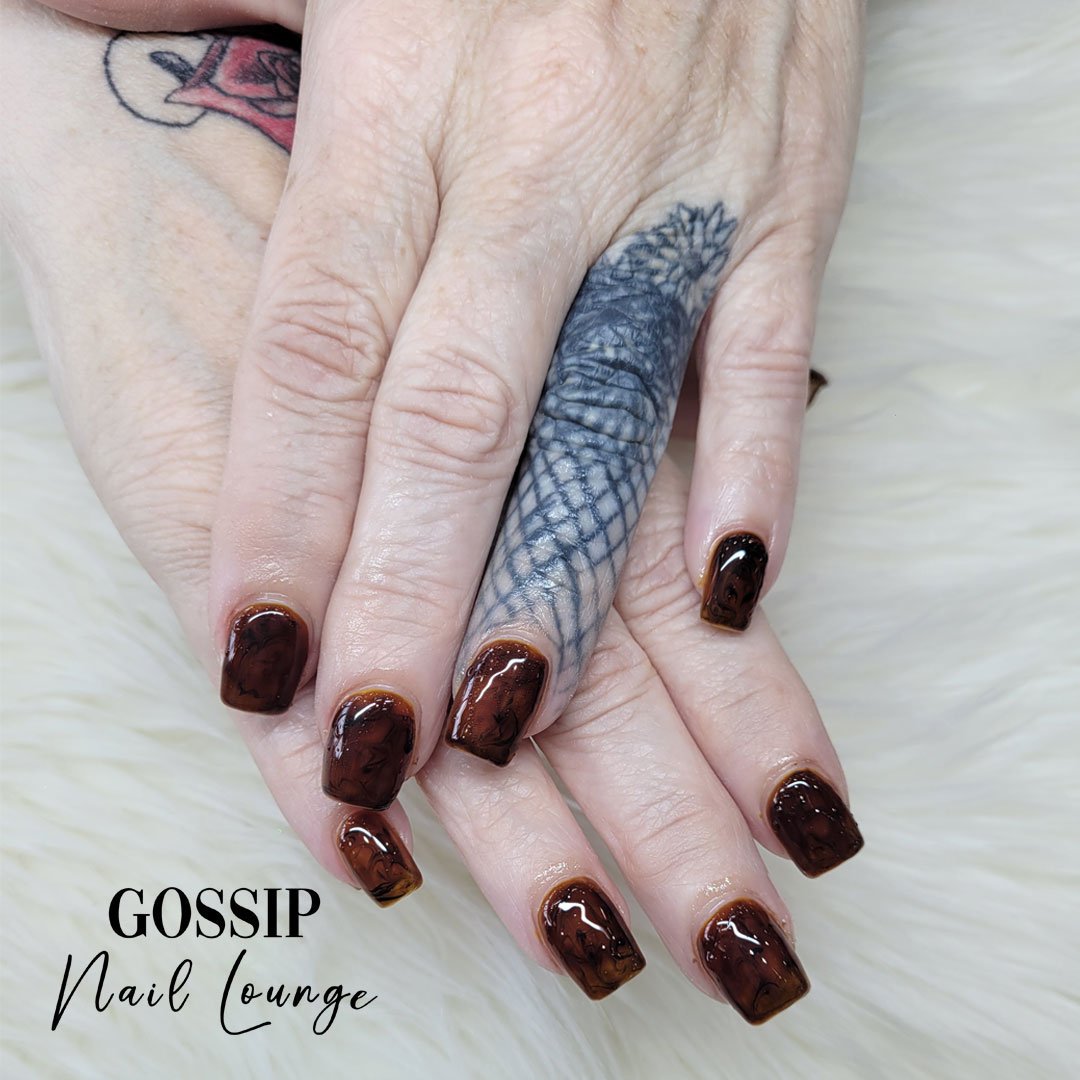 This tortoise shell nail design is an absolute stunner. The intricate blend of colors and patterns is sure to turn heads, especially on bright, sunny days. Don't miss out on the chance to make a bold statement with this gorgeous design.#tortoiseshell