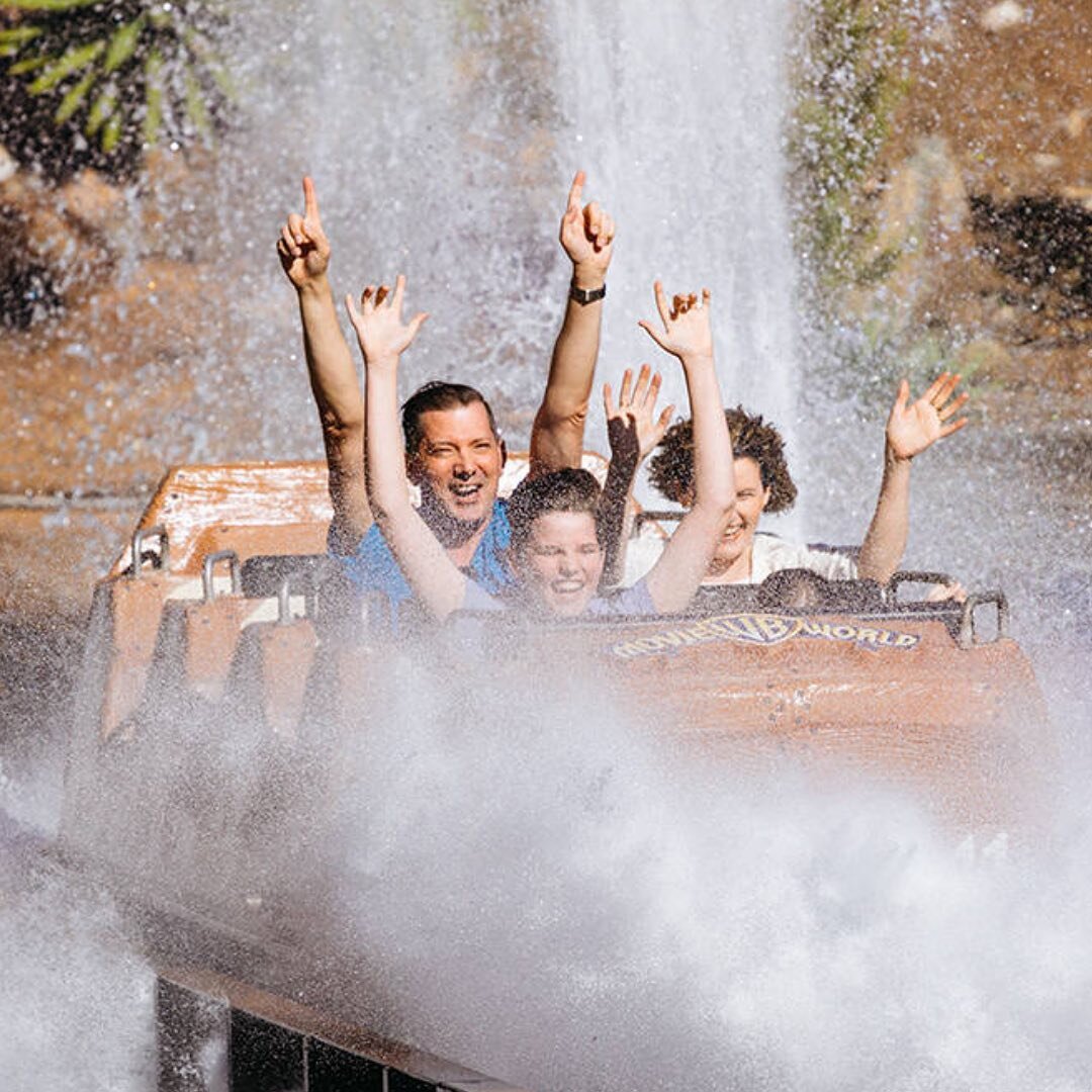 THEME PARK TRIPS: 🎢👨&zwj;👩&zwj;👧&zwj;👦
Take the family on a full day tour to these amazing theme parks. We will pick you up and transport you to any of the theme parks in the area including - Aussie World,  Movie World, Blast Aqua Park, Dreamwor