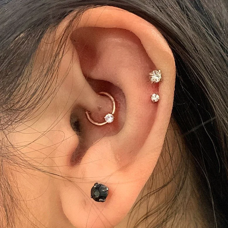 Some beautiful new jewelry for a beautiful girl!! Solid 14k gold for her daith and tragus 😍 
#14kgold #bodyjewlery #traguspiercing #daithpiercing