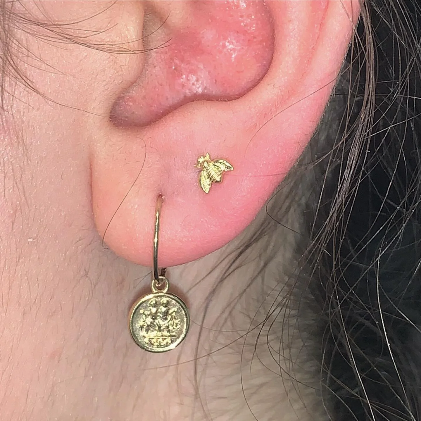 Adorable 14k gold Bee 🐝  Thanks to @mizprettyflower at our Vintage Faire location. We have a large selection of jewelry so stop by anytime to add a piece to your collection! 
#bodypiercing #earpiercings #professionalpiercing #14kgold #bodyjewlery #1