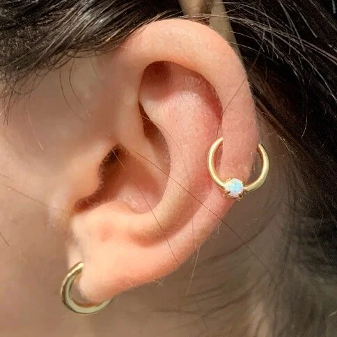 Fresh outer helix piercing with one of our 14k gold hoops! Isn&rsquo;t she cute!! 🤩 
#14kgold #14kgoldjewelry #solidgold #piercings #piercingsofinstagram #piercingstudio #piercingsworks #bodypiercings #bodypiercing #bodyjewelry #earpiercing #bodyjew