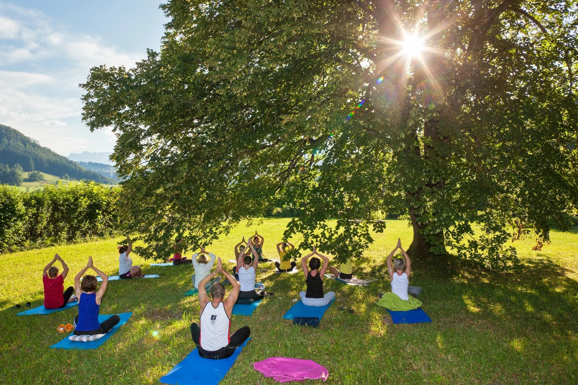 Yoga Gruppe im Freien