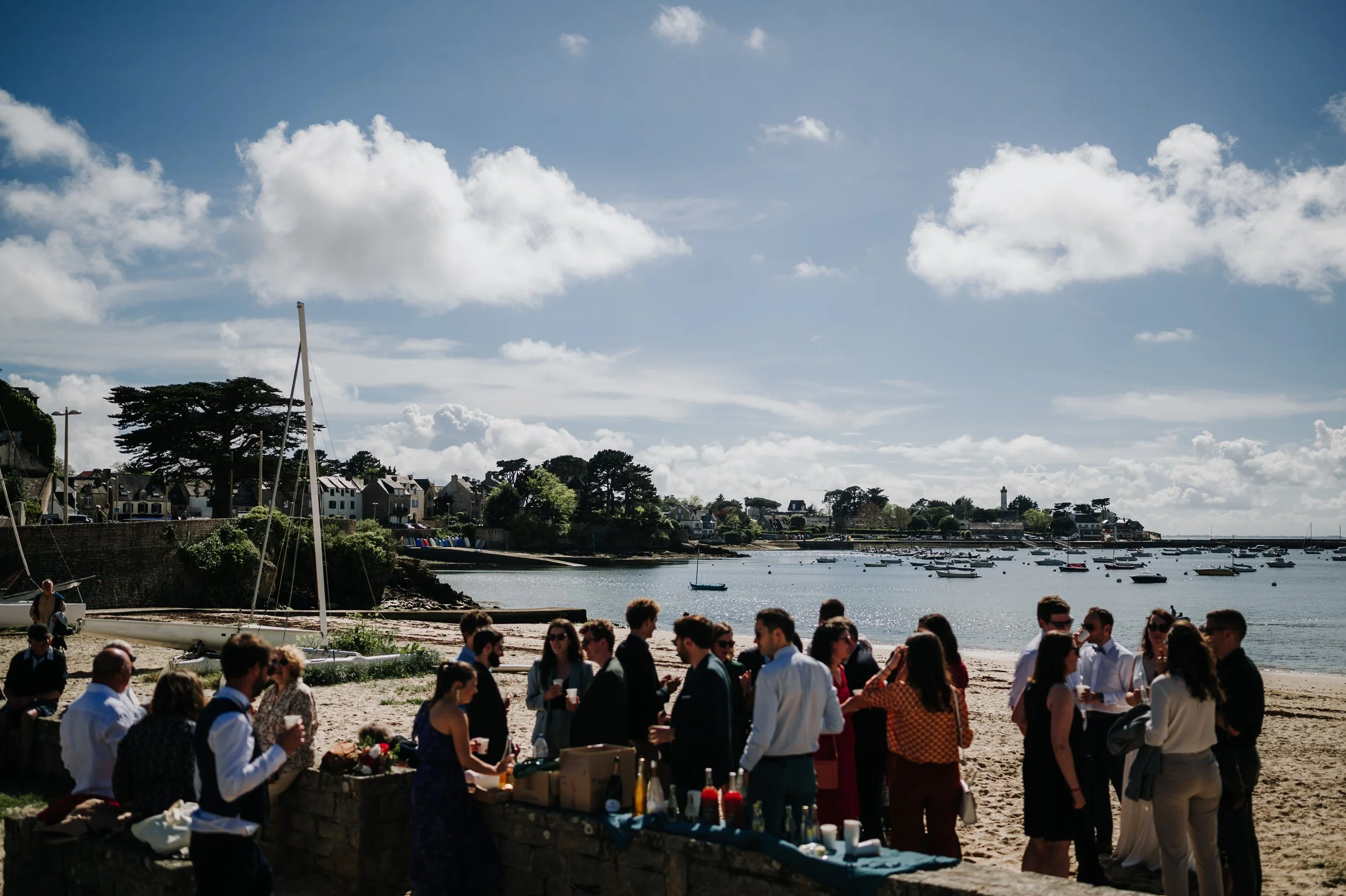Photographie d'ambiance lors d'une mariage avec vue sur bord de mer en bretagne