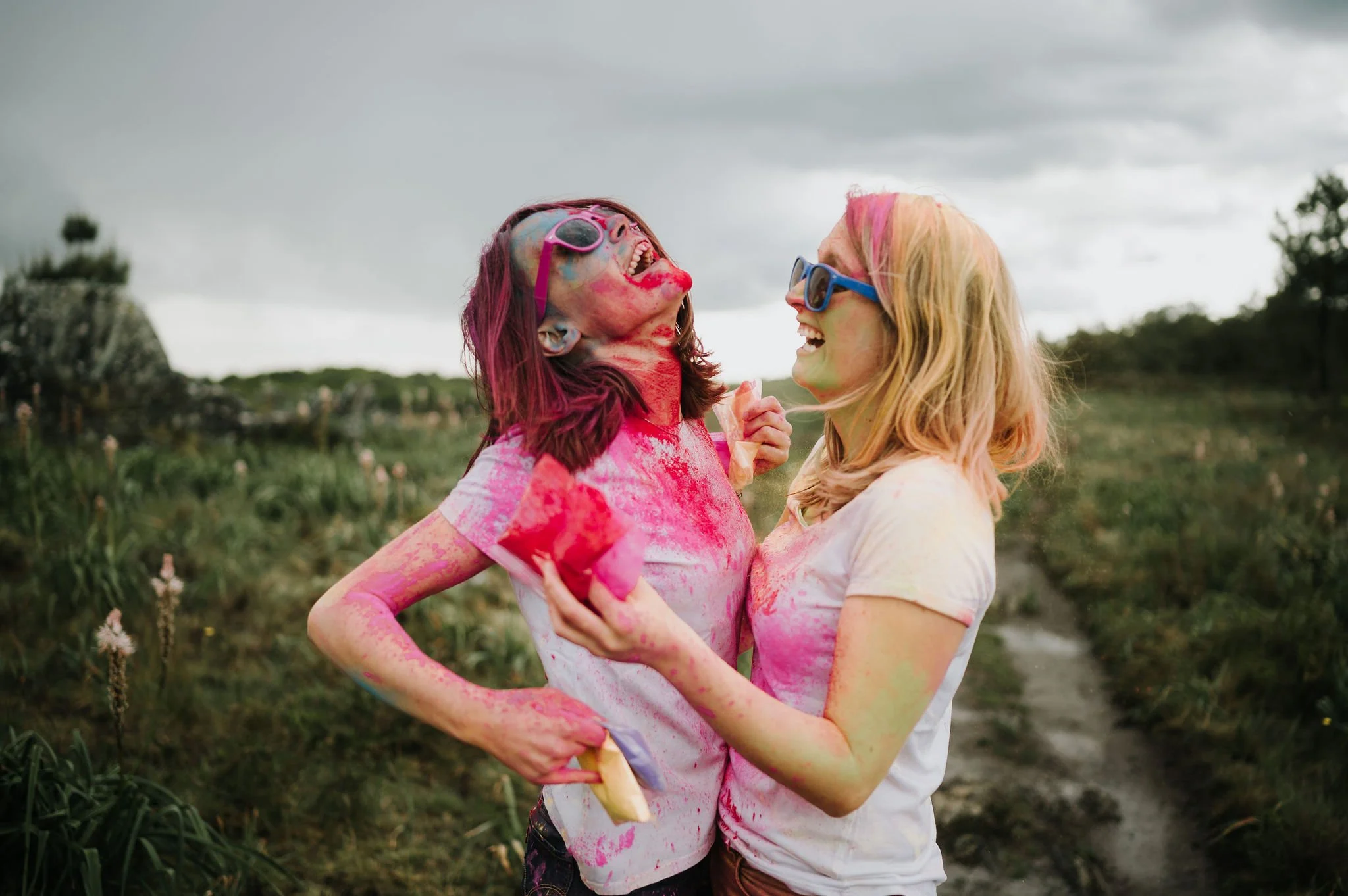 Léa-Fery-photographe-couple-rochefort-en-terre-bretagne-lgbt (13).jpg