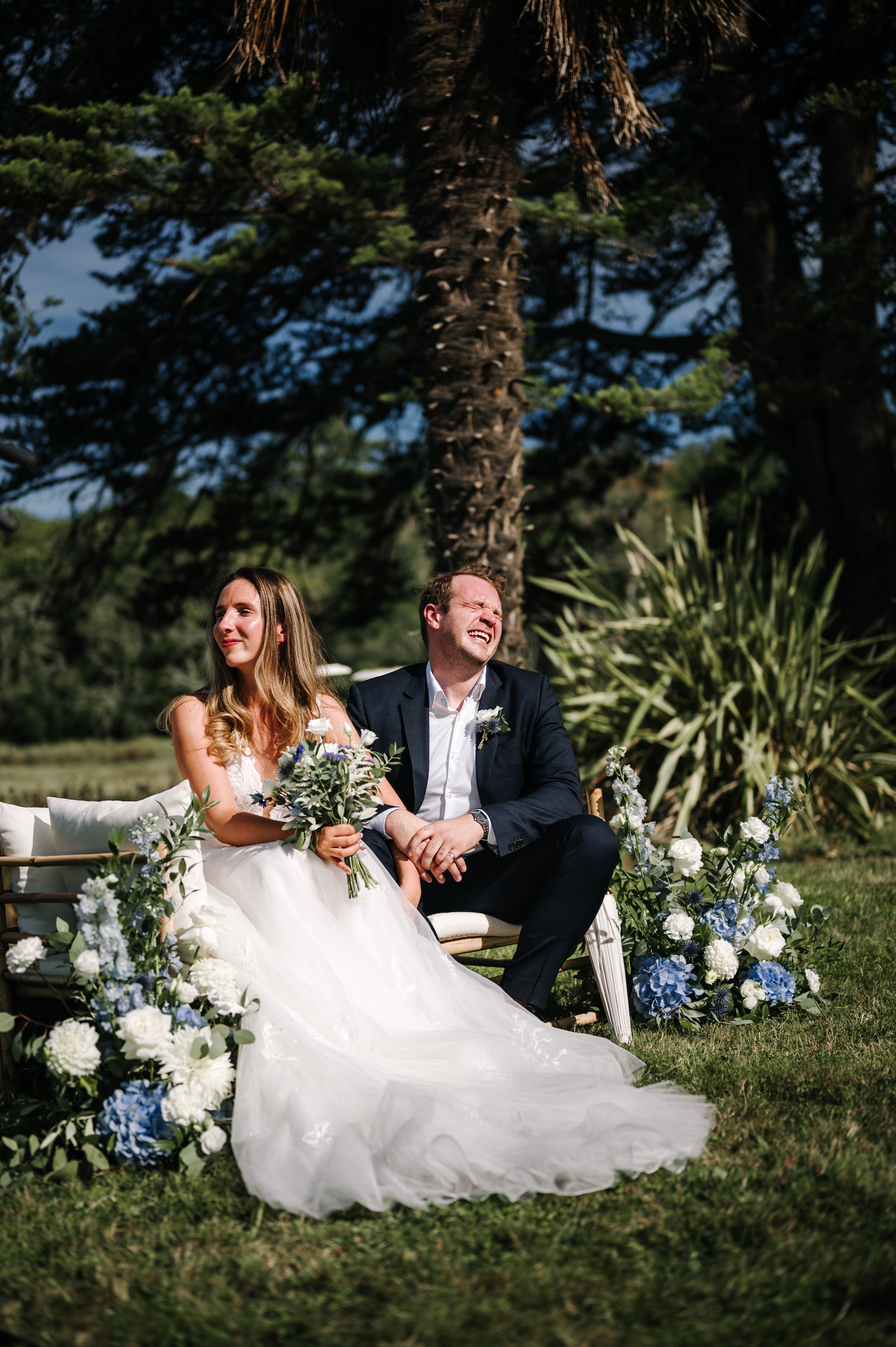 Couple qui s'amuse pendant la cérémonie laique de leur mariage