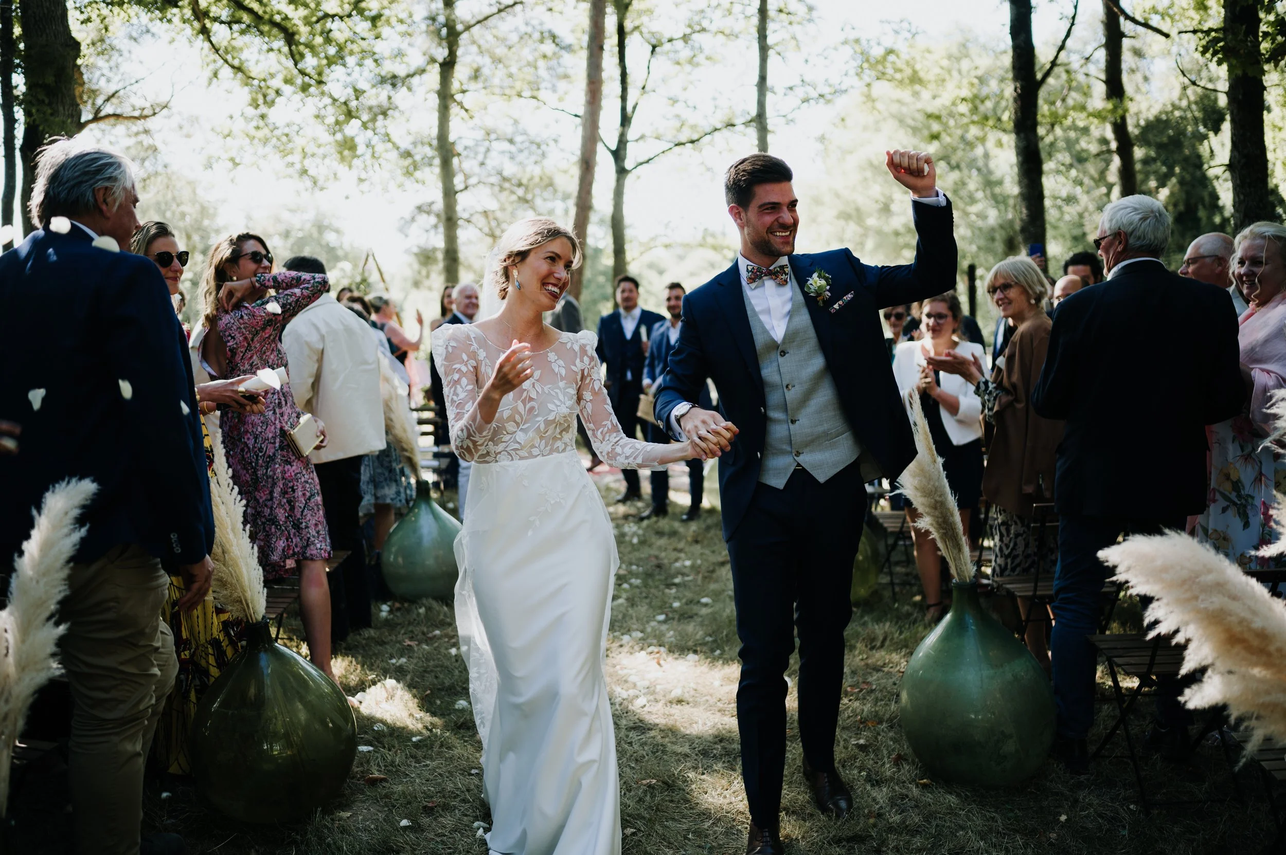 Cérémonie laïque sous les arbres dans un domaine familial en Vendée
