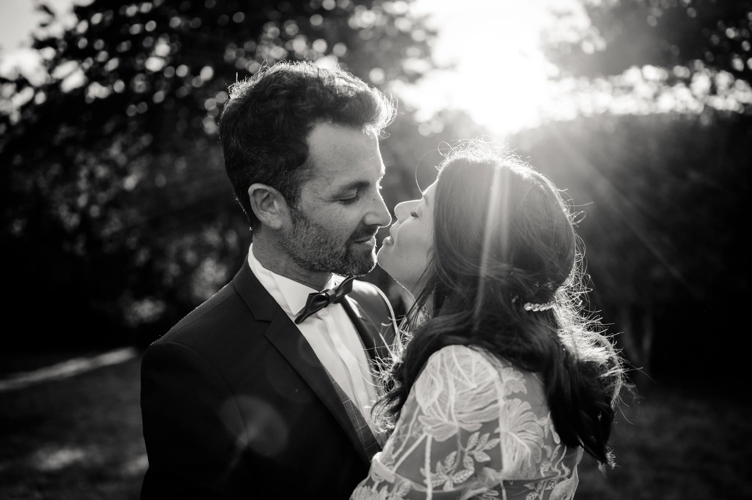 Couple de mariés au soleil