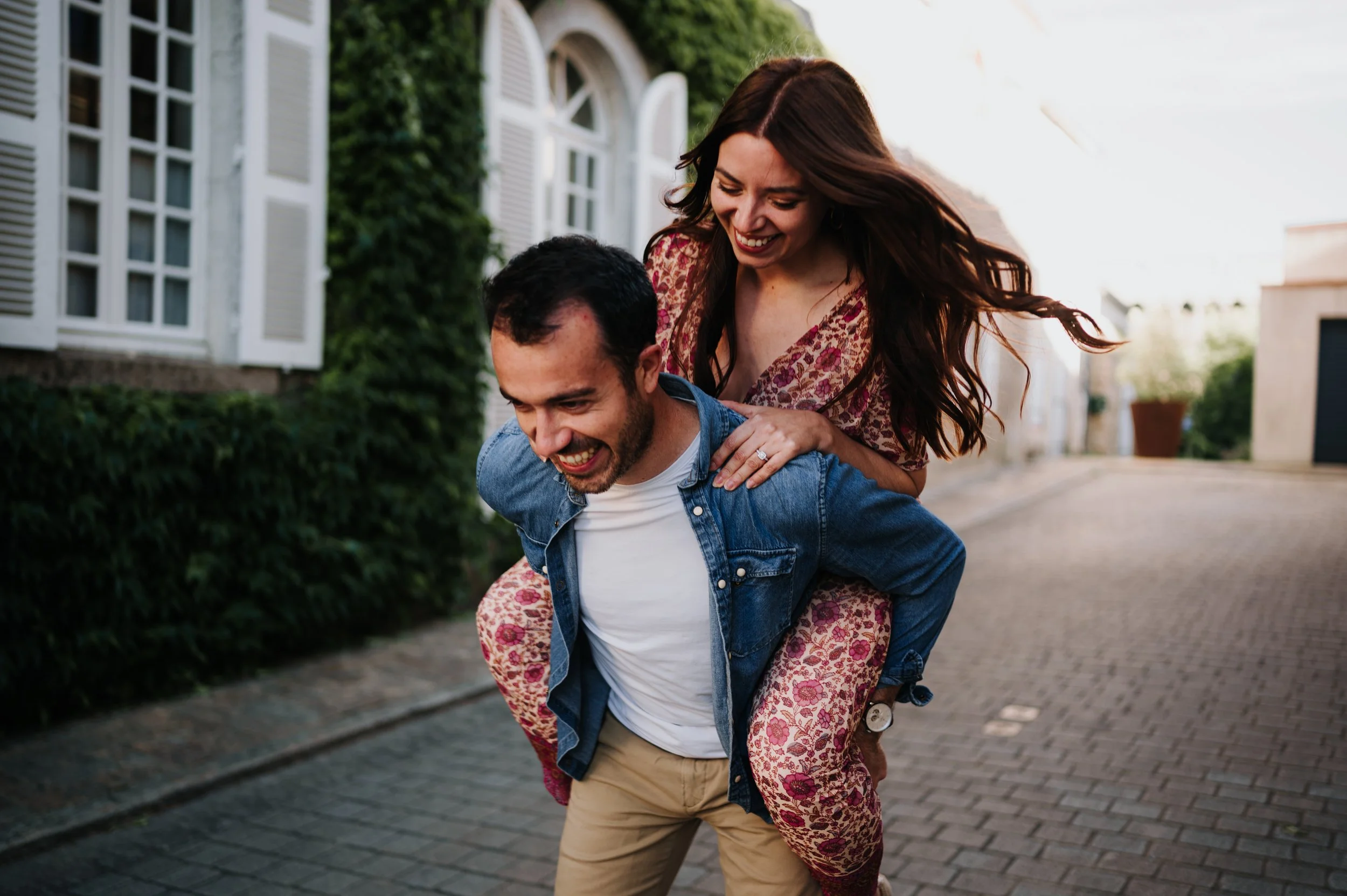 couple qui rigole dans les rues de clisson