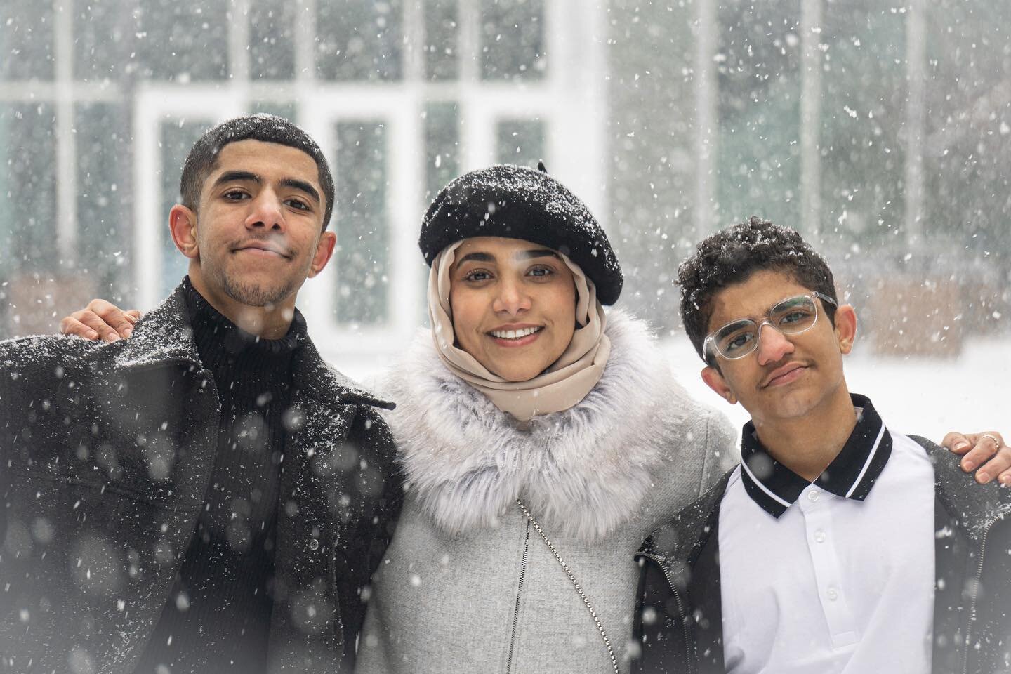 Snow day activities ❄️

👩&zwj;👦&zwj;👦: @nourmatooq_ 
📸: @gainingvisuals 

#groupportrait #mkephotographer #blackwomenphotographers #snowportrait #snowdays #winteriscoming #winterishere