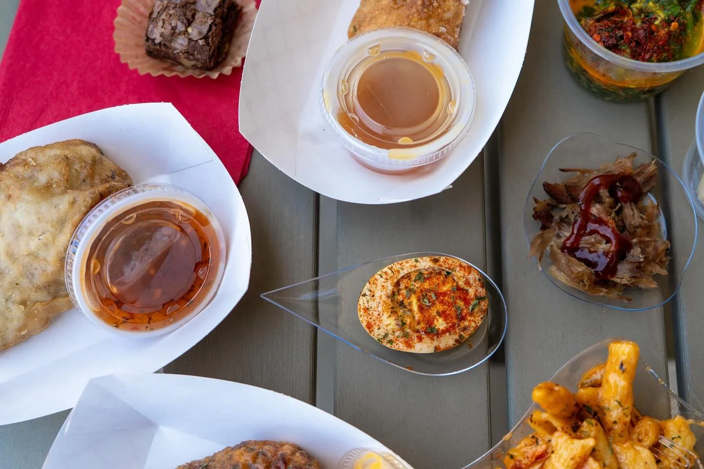 A taste of Juneteenth signature dish details.

Featuring: 

@atwoodhwybbqcompany 
@dearflorencesweets 
Glad&rsquo;s Kitchen
It&rsquo;s Smackn
Jericho&rsquo;s BBQ
@johns_kitchen_creations77 
@peachys_plates_ 
@officialpopsbbq 
K&rsquo;s Finger Food Ca