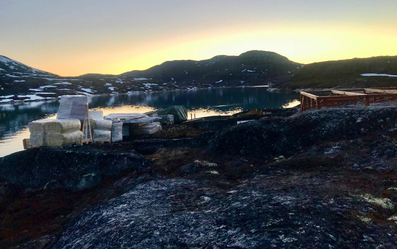  (Mitternacht in Grönland in einer Bucht bei Nuuk.)  „Gestern rief die Skandinavien-Grönland-Reederei an. Sie hatten vergessen, die großen Fenster zu liefern.  Ich muss sehen, wie ich sie zum Hüttenplatz bekomme, es ist ein ziemliches Projekt, es dor