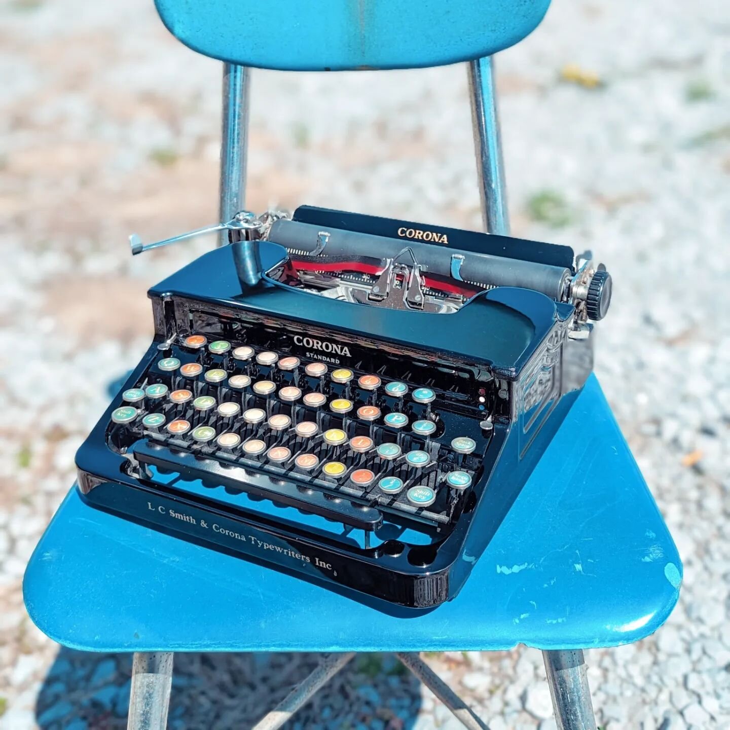 Had a nice lady bring this special Corona in to see if I was interested in it this week.
Um...
Y E S ! ! ! 😀😀😀

I've had a LOT of these beautiful old Corona Flat Tops in and out of the shop, but this is my first one with the beautiful colored keys