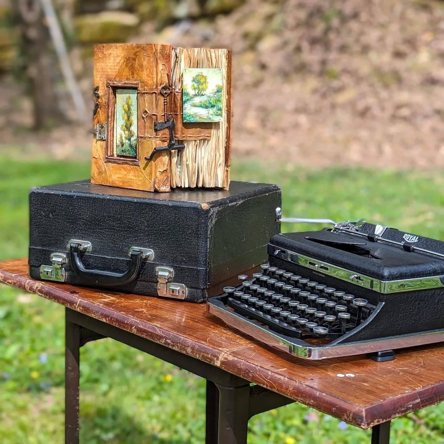 *all Typewriter parts used in this installation were ethically sourced*

I've known the artist that made these really beautiful pieces for a long time. 
Since I was... Geez
12?
These cool assemblage pieces combine two.of my favorite things- the writt