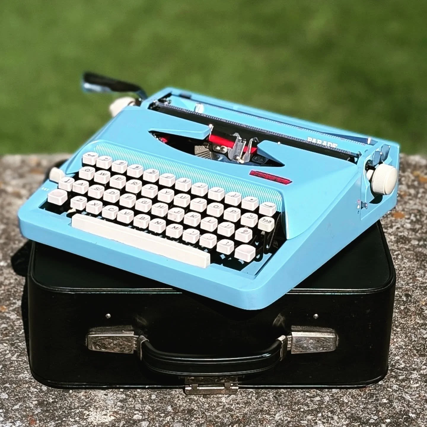 These little Royal ultraportables! 

I've only had a handful of them over the years, but I really enjoy their aesthetic and performance once they're dialed in. 🧐
Made in Holland, they're a smart, well designed, and snappy little machine that perform