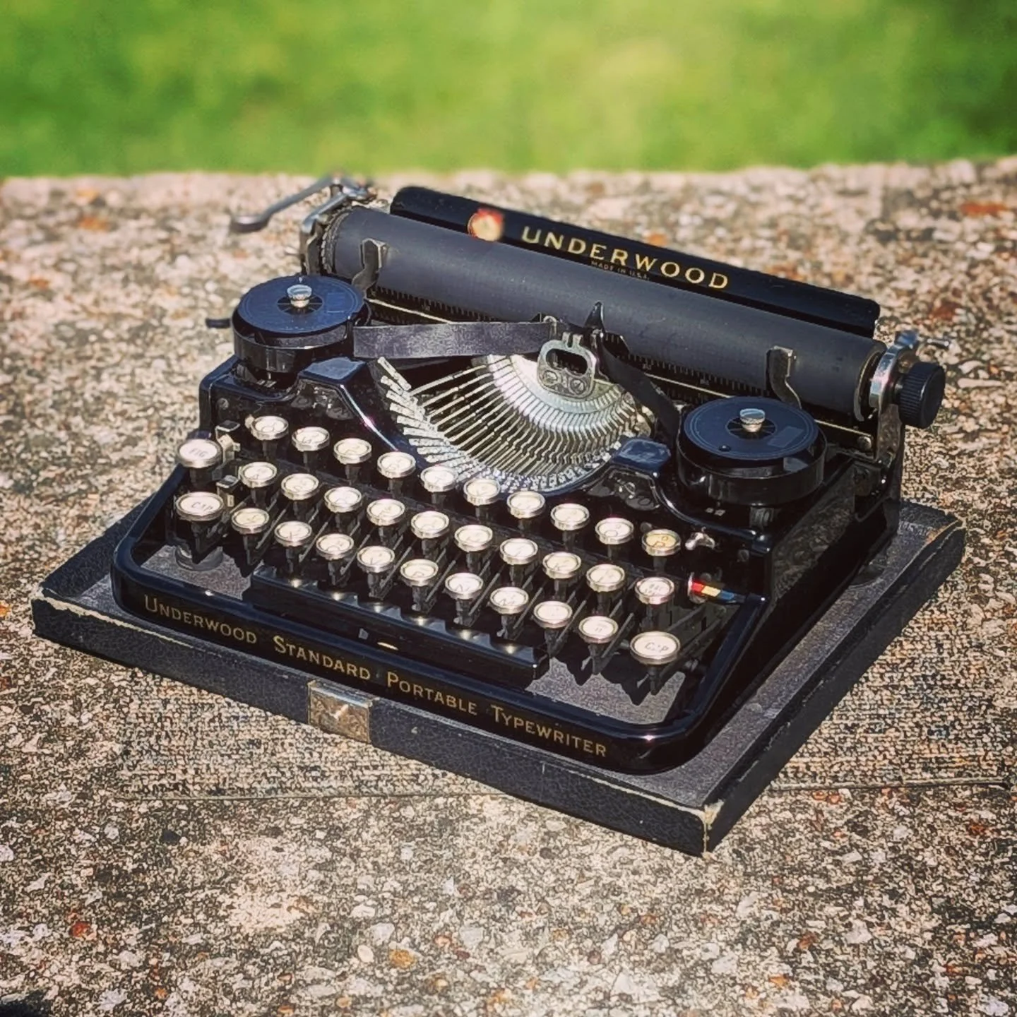 This little Underwood 3 Bank is sure easy to love! 
There's a little bit of a learning curve using a 3 bank machine when you're used to a 4 bank, but I adore the fact it makes me slow down a little and pay attention to the machine. 🥰
New hand cut le