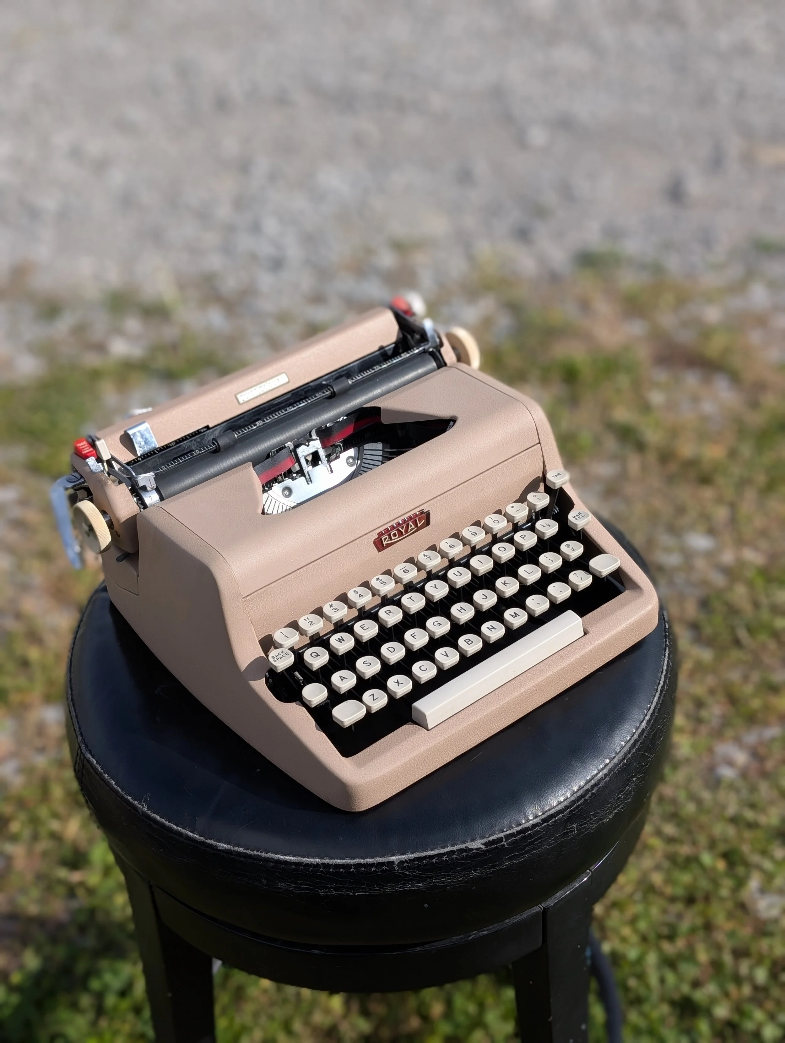 1958 Royal Quiet De Luxe  *CONVENIENT FLESH TONE * (PINK?)