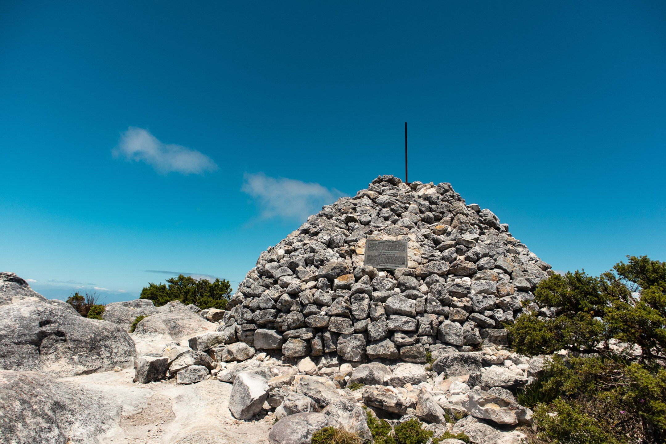 Mclears beacon, ett stenröse med en plakett. 