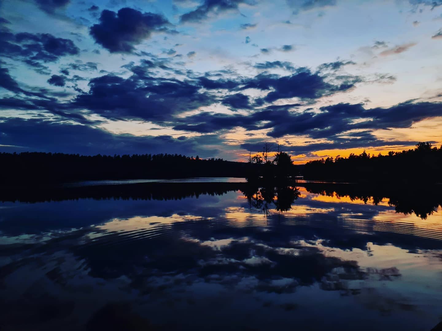 Vy fr&aring;n jobbet p&aring; @upperud99 en ljuvlig kv&auml;ll i b&ouml;rjan av juli!

Det h&auml;r, mina v&auml;nner, &auml;r Dalsland

#dalsland #visitsweden