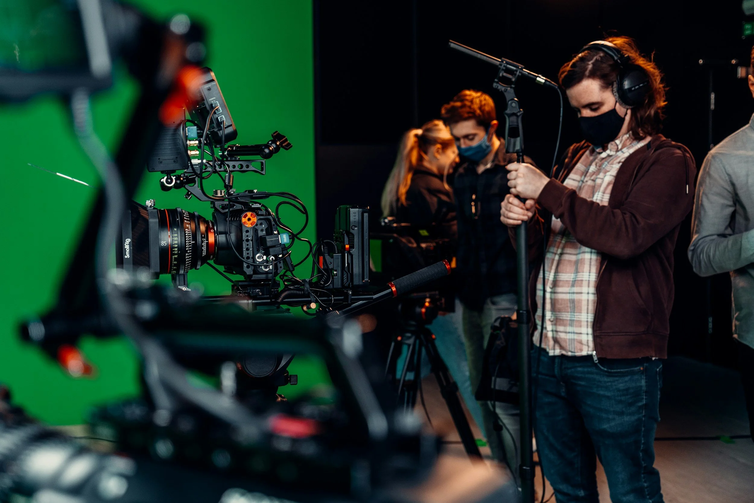 ON LOCATION - Cast