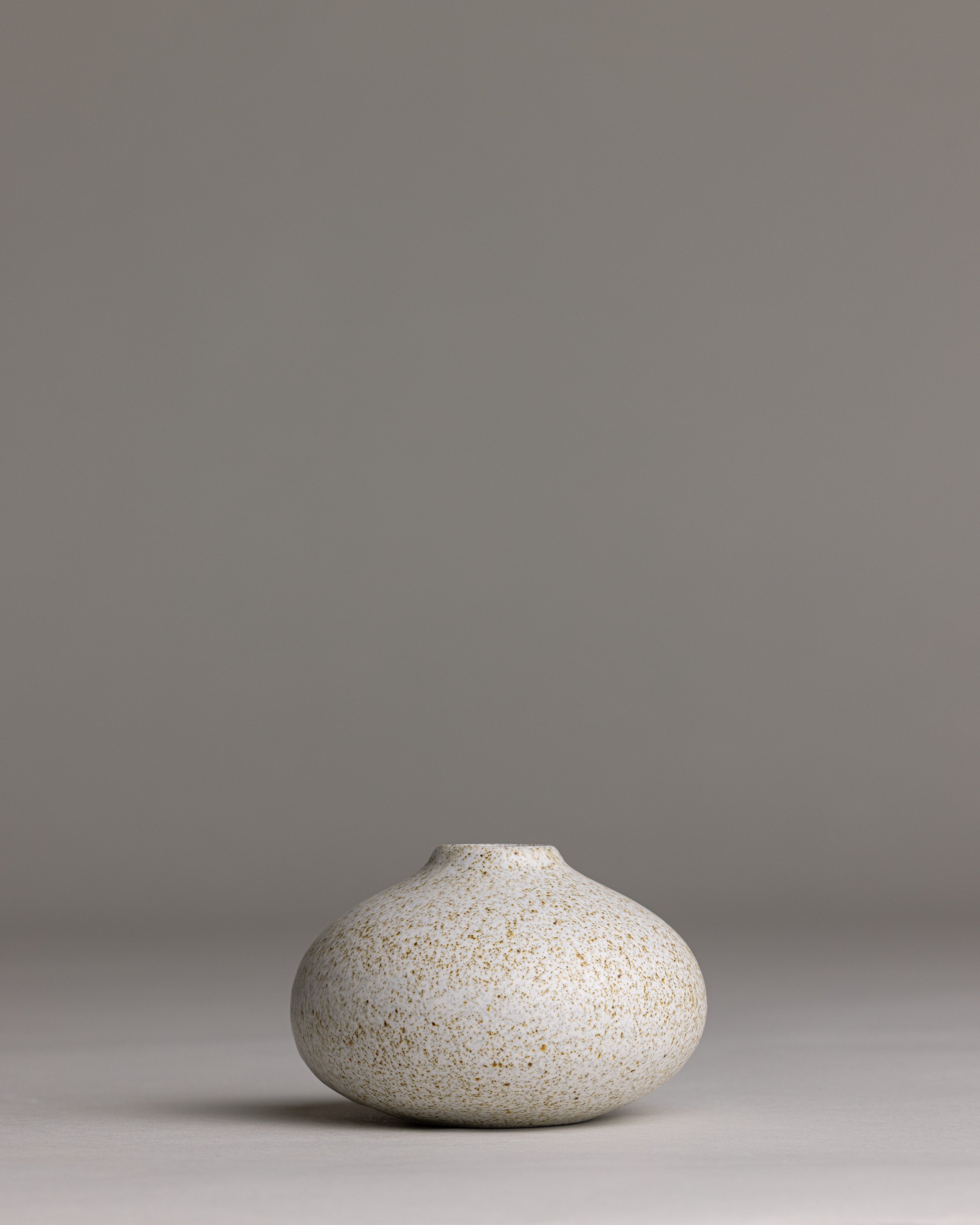 01.
small round vase
$15
11.9 x 7.9cm / 605g
Spectrum Satin White over speckled stoneware
(IMCO Dragonfruit)
impressed makers mark