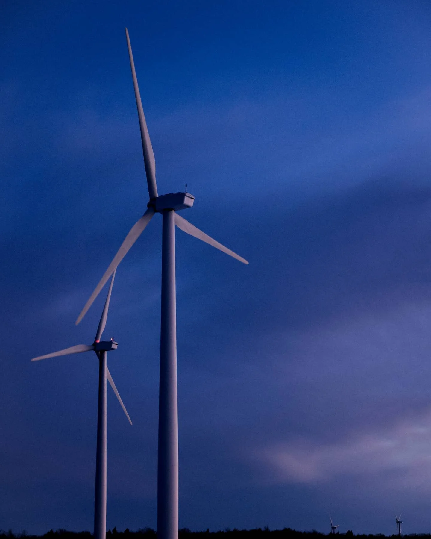 72mph 🛣️ VS 📸 IBS &amp; IS. You be the judge 🦾
.
.
.
.
.
.
.
.
#darkmobs #darkandmoody #moodygrams #roadsofny #gameoftones #moodygrams #way2ill #dailytones #njphotographer #eosr5 #rf2470f28lisusm #canonusa #canon_photos #winterphotography #winters