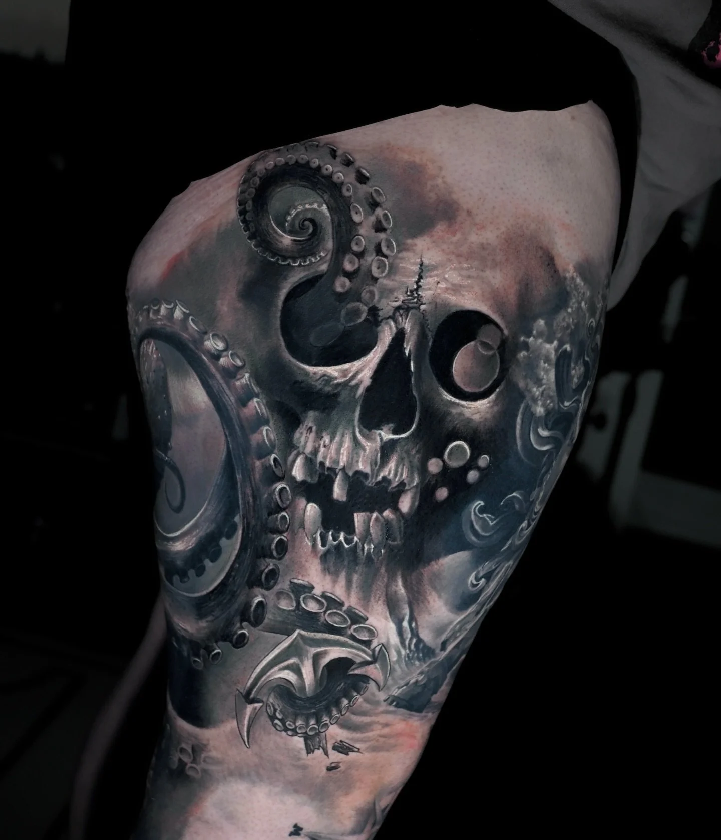Filled the last gap on Tim&rsquo;s leg with a kickass skull.