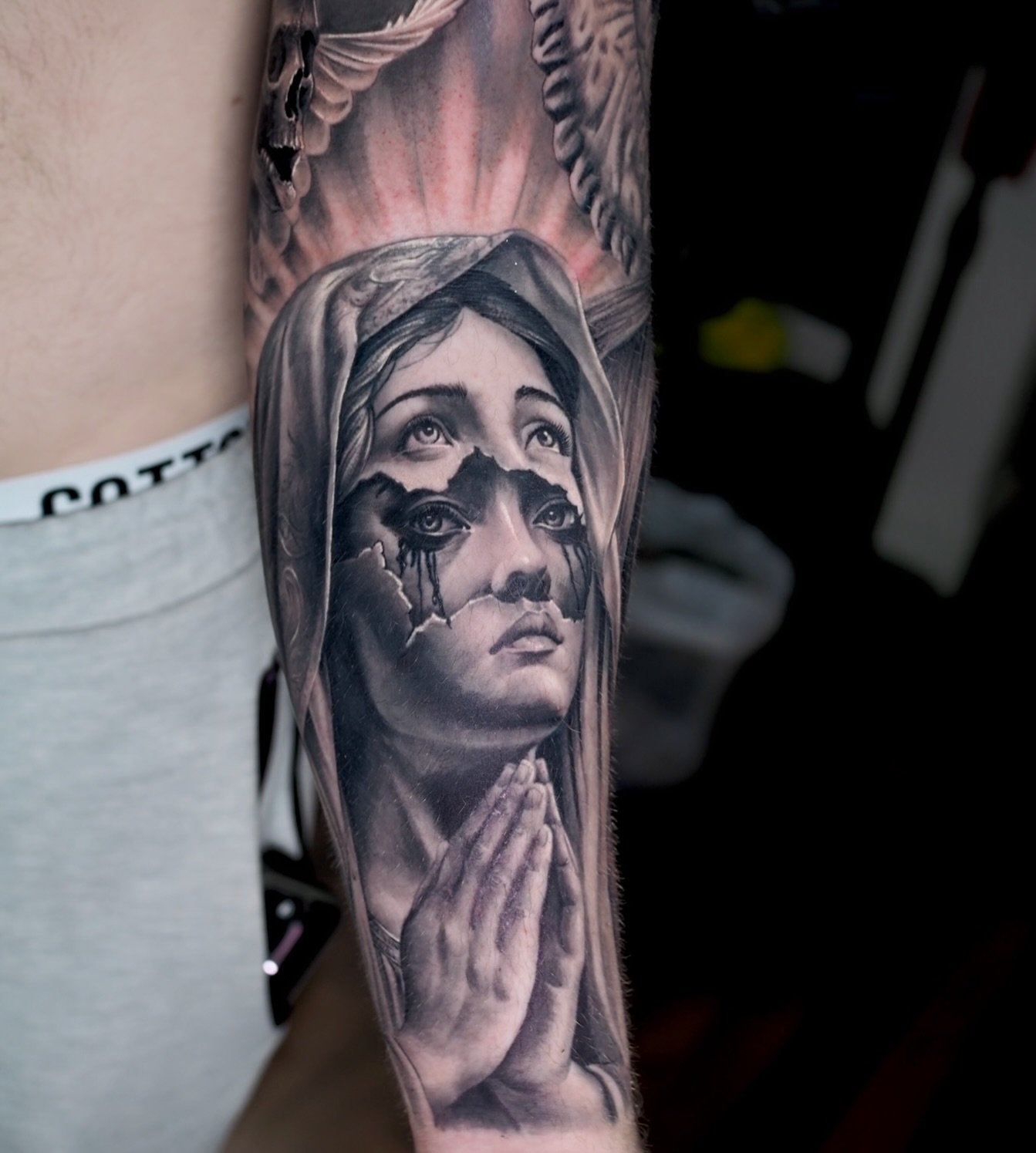 Wrapped up the background on this pretty lady a few weeks ago. Would love to do more pieces like this next year.