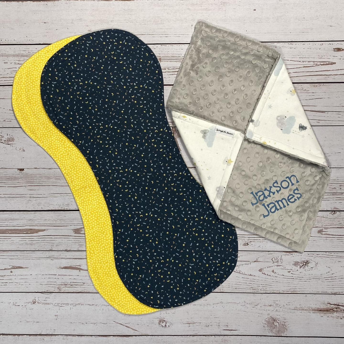 The koala themed lovey coordinates perfectly with this burp cloth set featuring a &lsquo;confetti&rsquo; print on navy blue and a yellow flannel 🐨🎉 #sunnysidehaven #newbabygift #newbabygiftideas #loveyblanket #koalababyshower #koalababies
