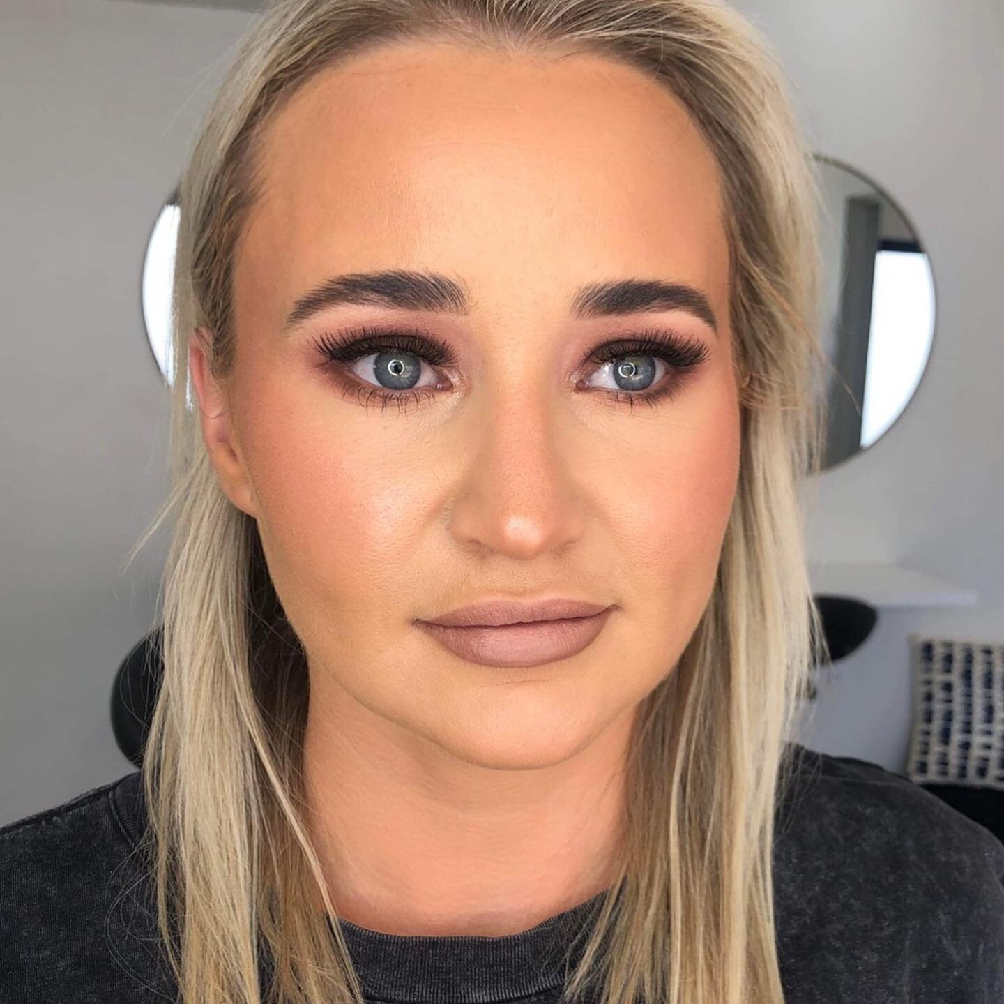 Can we just&hellip; Take a minute (or five) for this absolute stunner! 😯😍🙌🏼 #FLAWLESS @jesswilliams.89 ⭐️ Makeup by our queen @ns.makeupartistry 💕 #onegirlsobsessions #beautystudio #makeupartist #flawlessmakeup #tasmakeup #tasmania #launceston