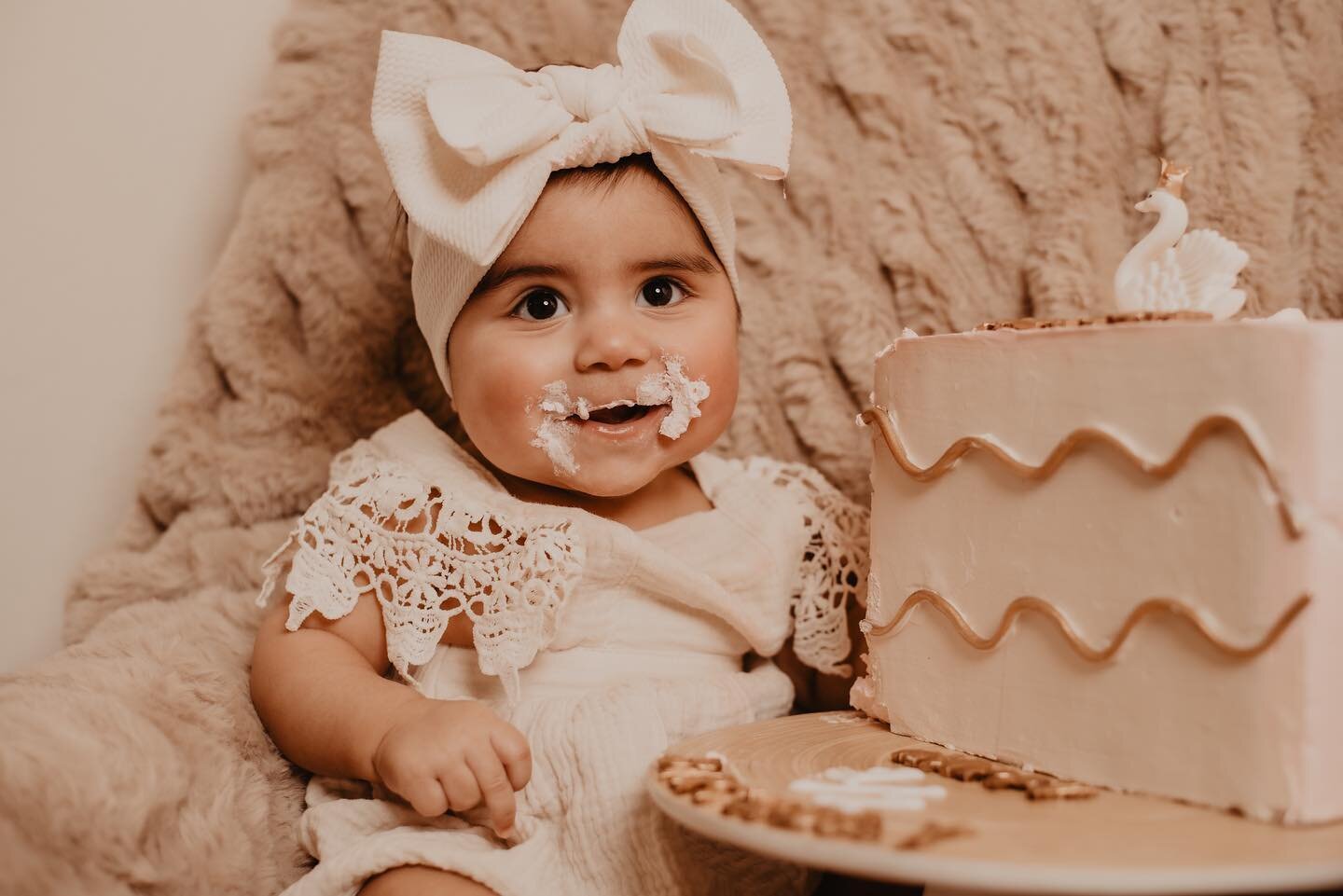 Are you this happy when you have cake? 😍
.
.
.
#6monthphotoshoot #milestonephotos #eastbayphotographer #oaklandphotographer #nikonusa #nikonphotographer #birthdayphotoshoot #familyphotography #babyphotoshoot #nikonphotography