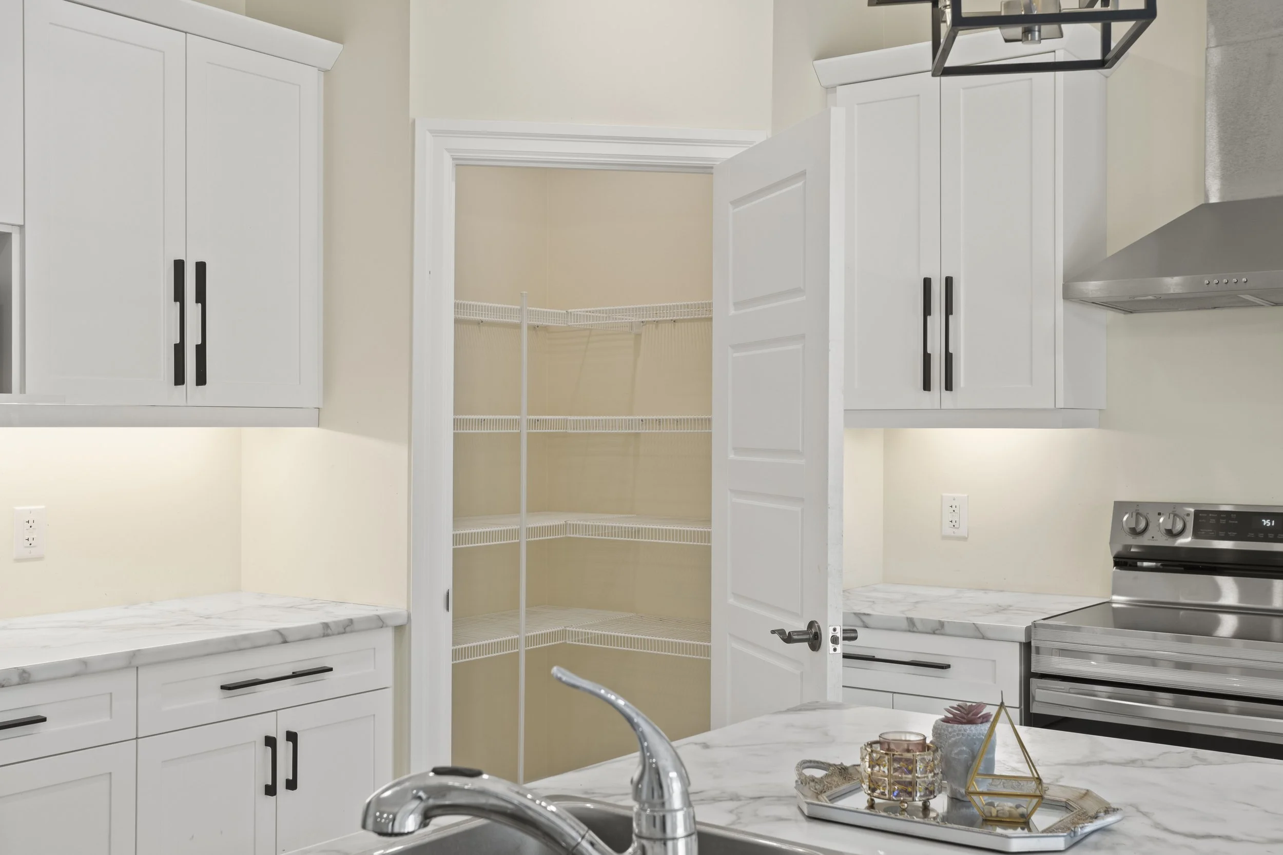 74 Royal Cres -15.JPG